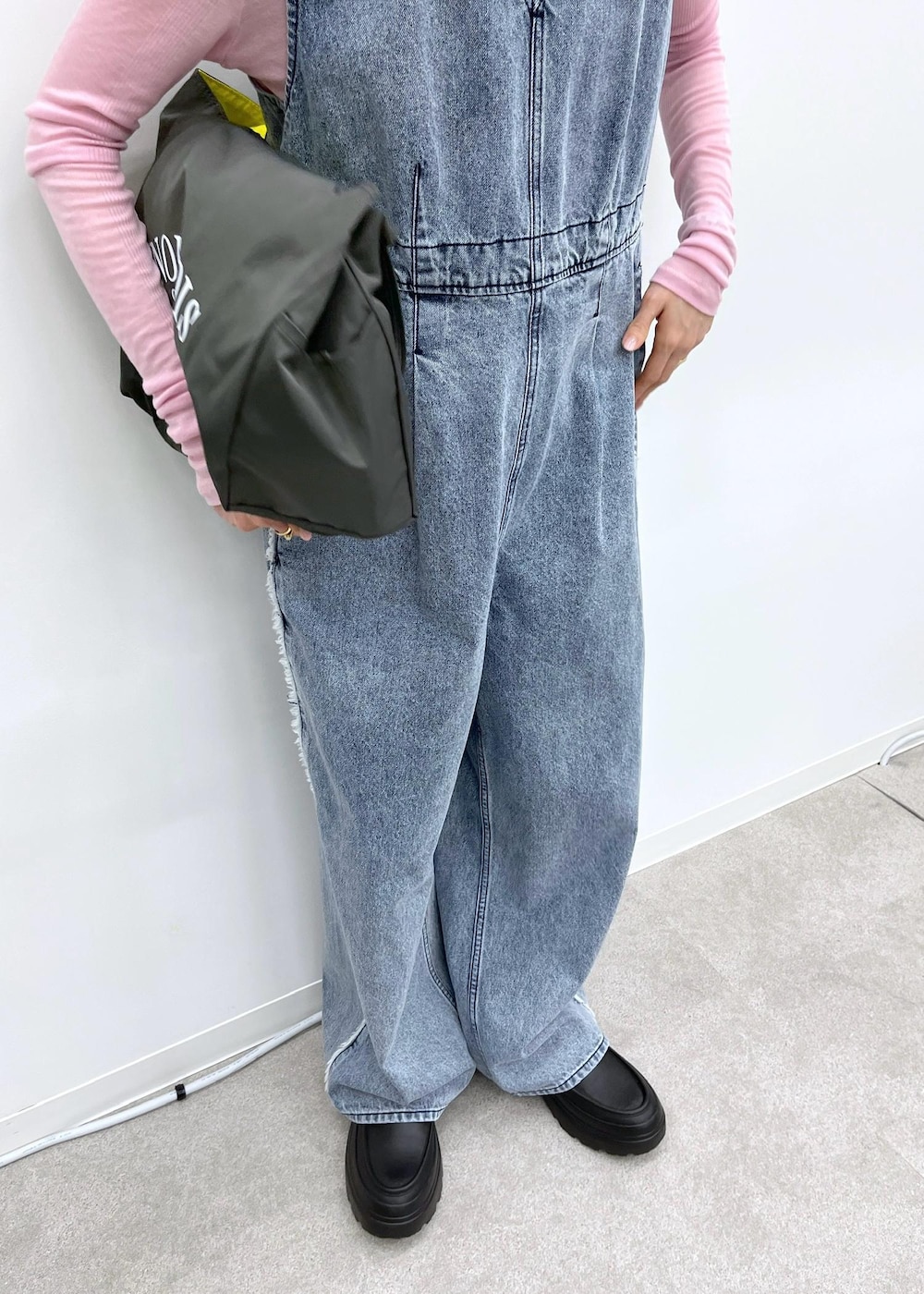 「初春コーデ、春コーデ、お出かけコーデ、旅行コーデ、女子会コーデ、大人カジュアル、パンツスタイル、カジュアルコーデ、ADAM ET ROPÉ、ナチュラル、ブルべ夏、混合、トップス、Tシャツ/カットソー、オールインワン/サロペット」｜「NOMADISの【NOMADIS for ADAM ET ROPE'】別注 SAC2 WIDE（ハンドバッグ、グレー系）」を使った、tomoさん（レディース・157cm）の冬コーディネートの8枚目の写真