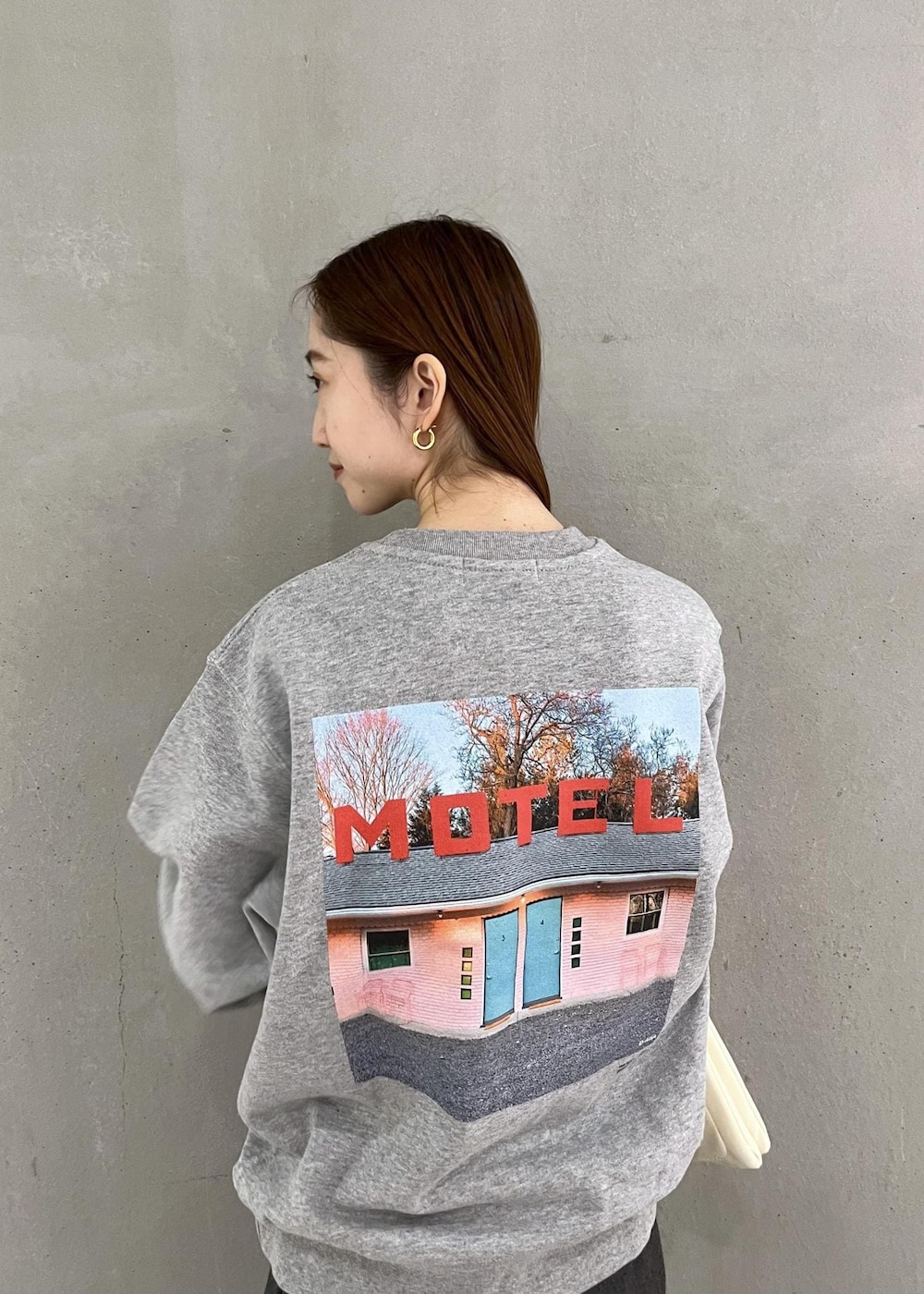 「AWA、スウェット、ウェス・アンダーソンすぎる風景展 in 渋谷、ウェス・アンダーソンすぎる風景展、ウェス・アンダーソン、ホワイト、グレー、長袖、パンツ、テーパード、チャコールグレー、ポインテッドトゥ、ヒール、ADAM ET ROPÉ、FEMME」｜「ADAM ET ROPE'のフォルムウェッジパンプス（パンプス、シルバー系）」を使った、tomoさん（レディース・157cm）の秋コーディネートの5枚目の写真