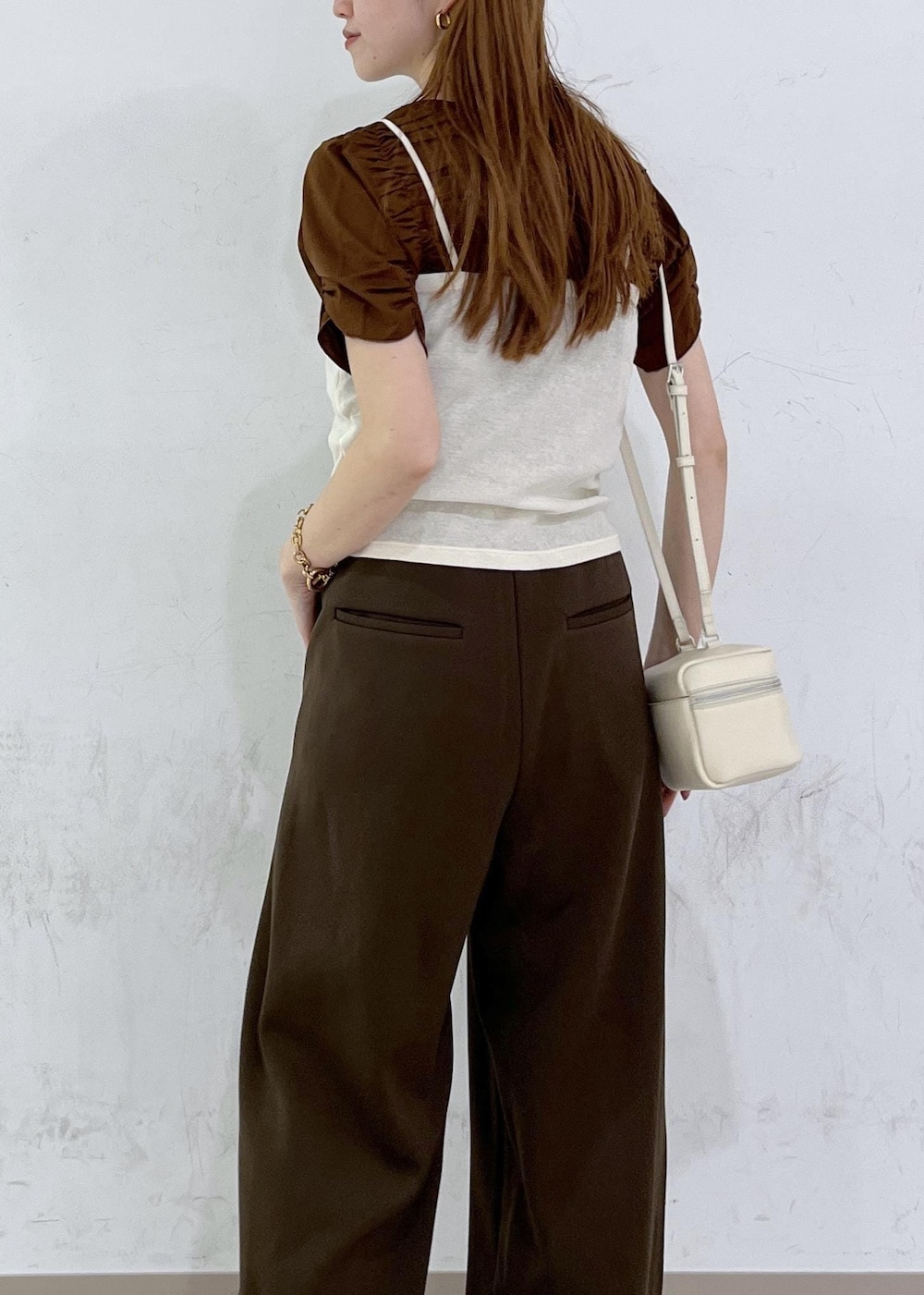 「Wbottoms_pickup、カジュアルボトム、夏シューズ、初夏コーデ、夏コーデ、デートコーデ、お出かけコーデ、旅行コーデ、女子会コーデ、レイヤード、パンツスタイル、ワントーンコーデ、ADAM ET ROPÉ、ナチュラル、ブルべ夏」｜「ADAM ET ROPE'のシュリンクミニバニティーバッグ（ショルダーバッグ、ホワイト系）」を使った、tomoさん（レディース・157cm）の春コーディネートの6枚目の写真