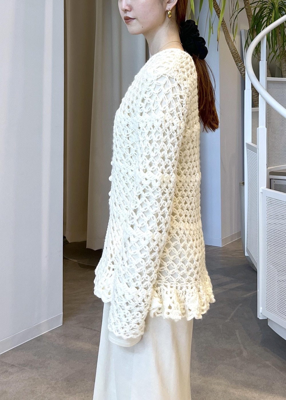 ブラック系のサンダル、ホワイト系のワンピース、ホワイト系のカーディガン/ボレロを着用したレディースの夏コーディネートの8枚目の写真