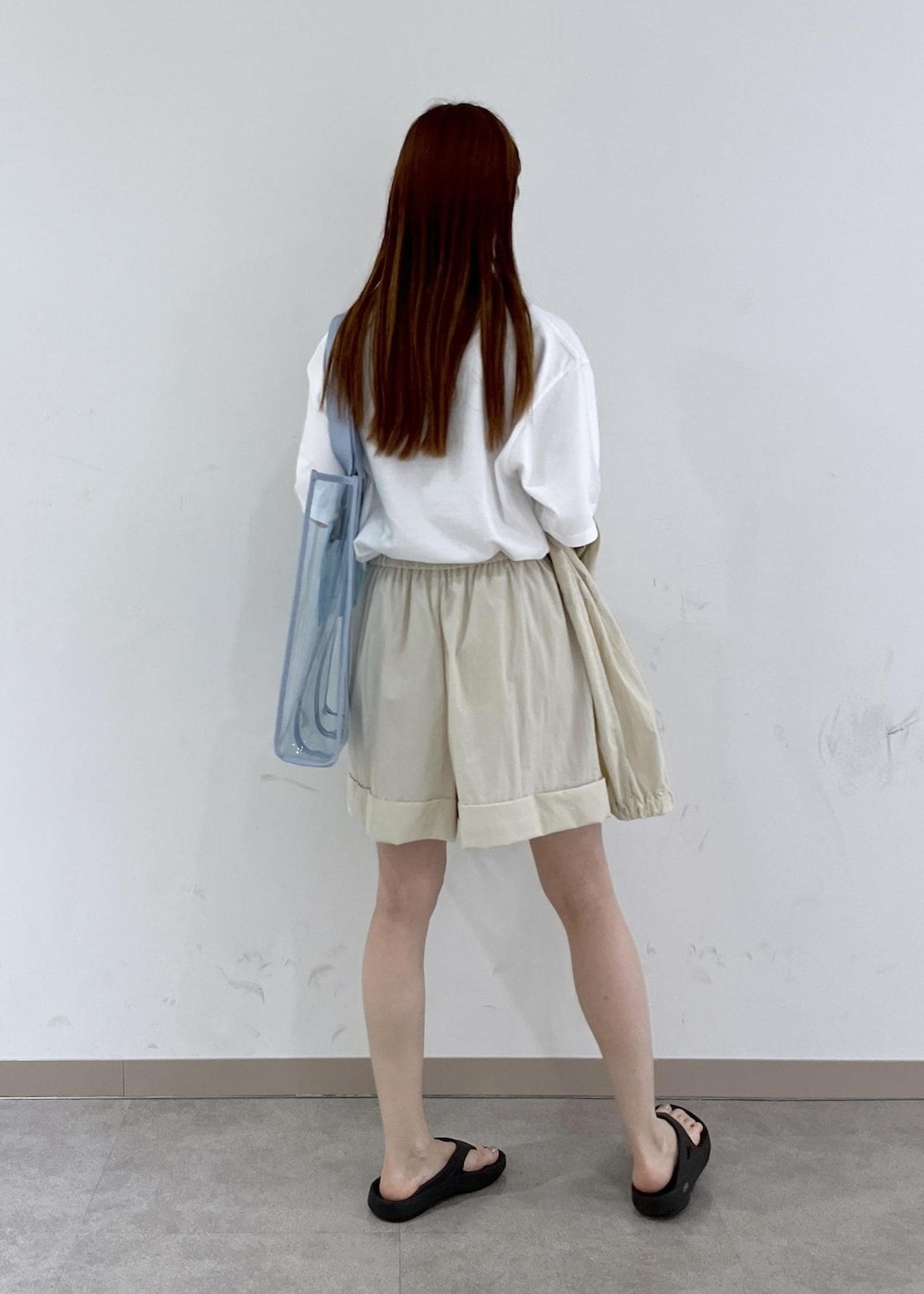 「撥水、ブルー、トートバッグ、ライトブルー、Tシャツ、ロゴ、パンツ、ミニ、セットアップ、アイボリー、ハーフパンツ、ビーチサンダル、トング、ADAM ET ROPÉ、FEMME」｜「Obladaの【oblada(オブラダ)】ELECTRIC TEE（Tシャツ/カットソー、ホワイト系）」を使った、tomoさん（レディース・157cm）の夏コーディネートの2枚目の写真