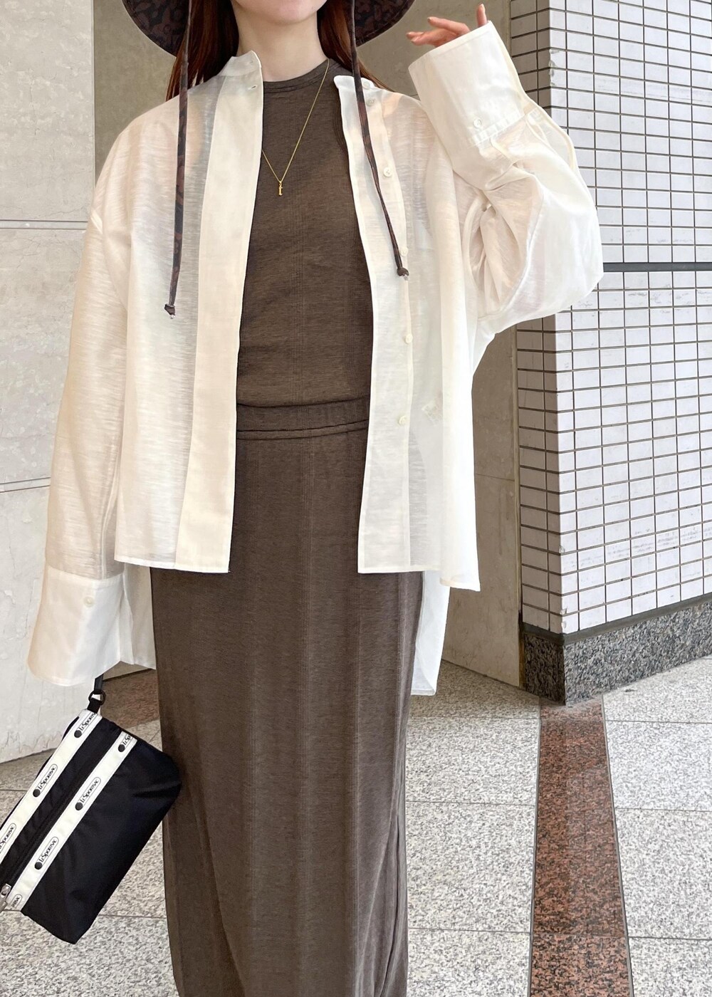 「ブラウン、ハット、長袖、シャツ、ノースリーブ、マキシ、ADAM ET ROPÉ、FEMME、骨格ナチュラル、ブルべ、きれいめカジュアル、大人カジュアル、夏、夏コーデ、夏ファッション」｜「ADAM ET ROPE'の【Miller for ADAM ET ROPE'】Skirt（スカート、ブラウン系）」を使った、tomoさん（レディース・157cm）の春コーディネートの5枚目の写真