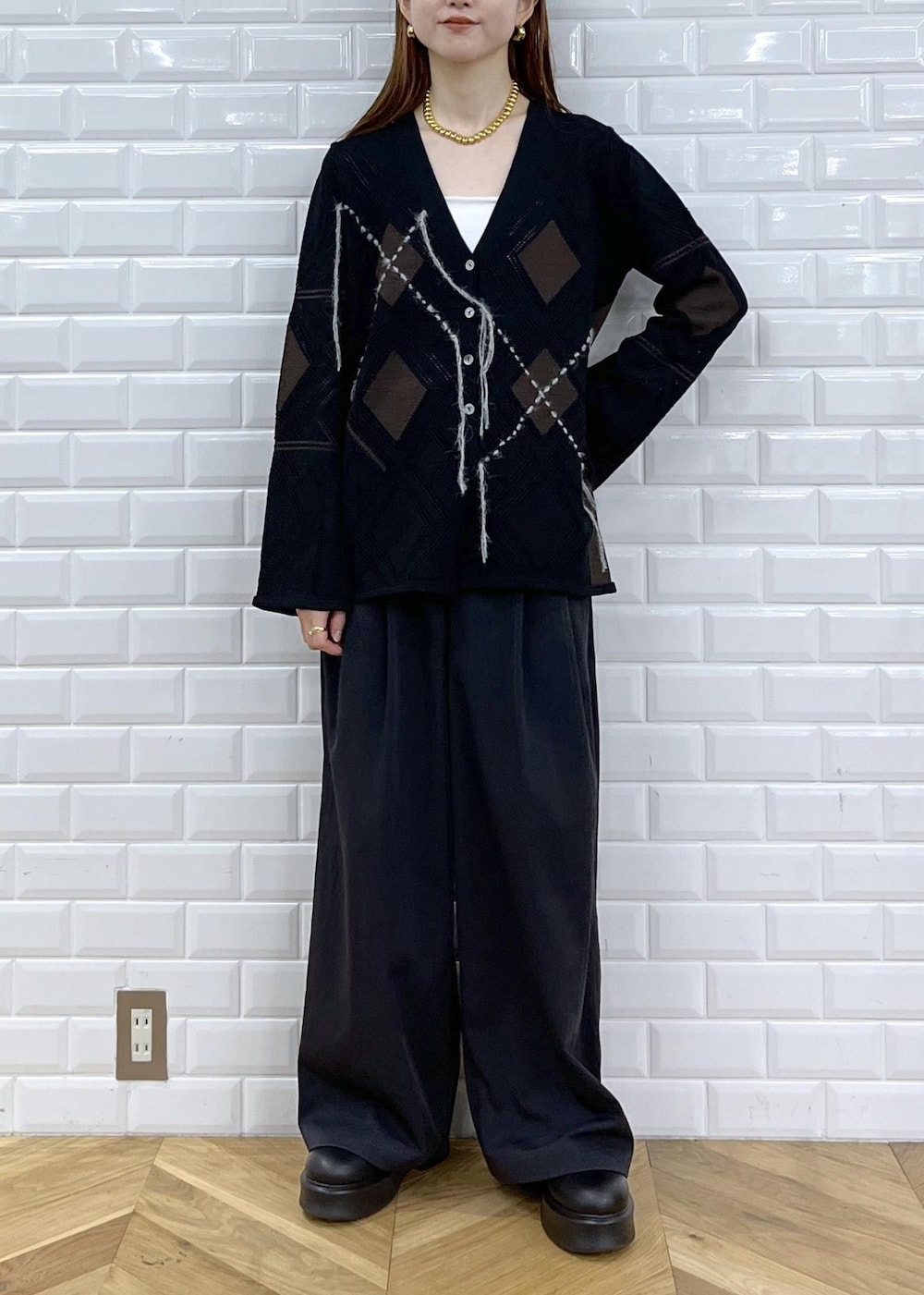 ブラック系のカーディガン/ボレロ、ブラック系のサンダル、ブラック系のその他パンツを着用したレディースの秋コーディネートの5枚目の写真