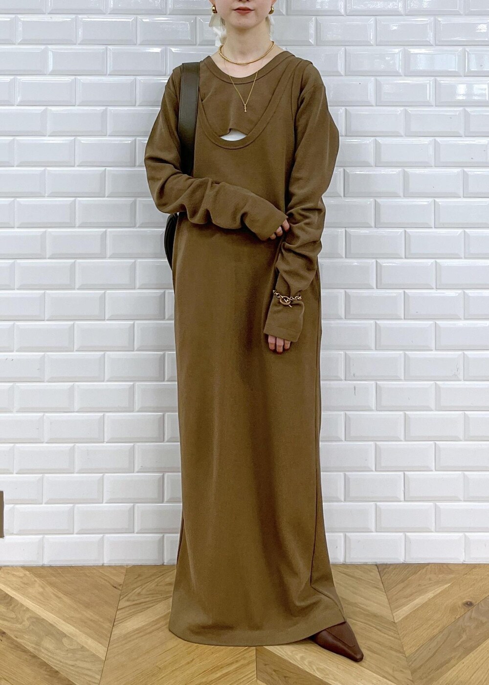 レッド系のショルダーバッグ、ブラウン系のサンダル、ブラウン系のワンピースを着用したレディースの夏コーディネートの10枚目の写真