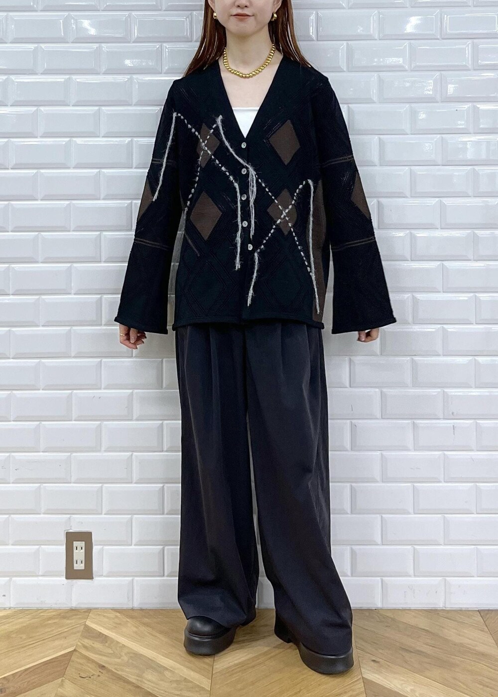 ブラック系のカーディガン/ボレロ、ブラック系のサンダル、ブラック系のその他パンツを着用したレディースの秋コーディネートの2枚目の写真