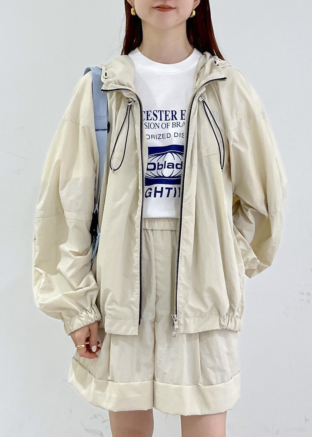 「撥水、ブルー、トートバッグ、ライトブルー、Tシャツ、ロゴ、パンツ、ミニ、セットアップ、アイボリー、ハーフパンツ、ビーチサンダル、トング、ADAM ET ROPÉ、FEMME」｜「Obladaの【oblada(オブラダ)】ELECTRIC TEE（Tシャツ/カットソー、ホワイト系）」を使った、tomoさん（レディース・157cm）の夏コーディネートの5枚目の写真