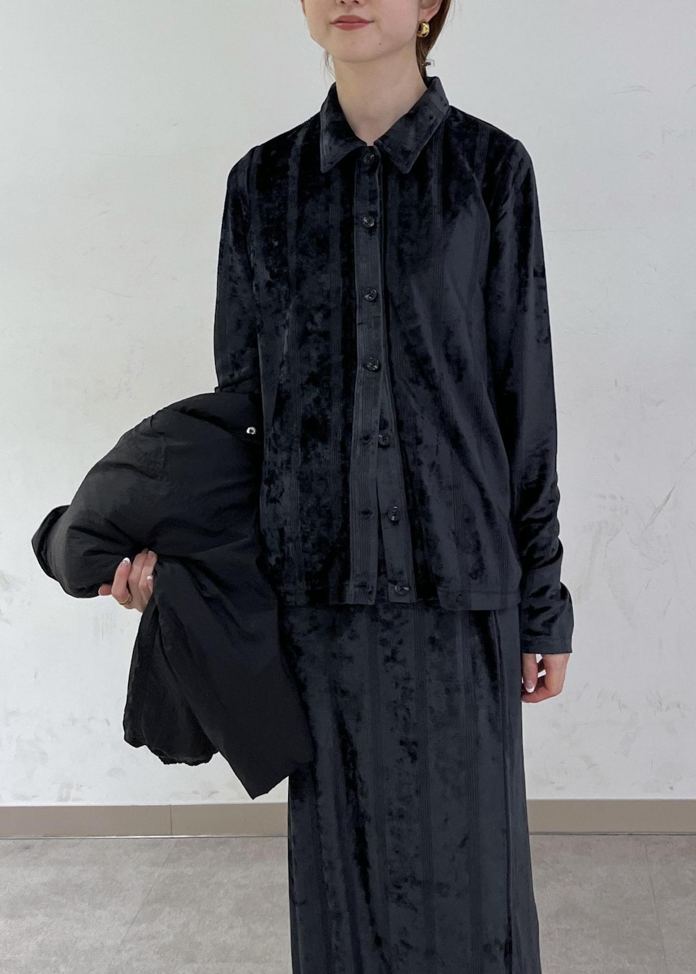 ホワイト系のブーツ、ブラック系のブルゾン、ホワイト系のハンドバッグを着用したレディースの秋コーディネートの8枚目の写真