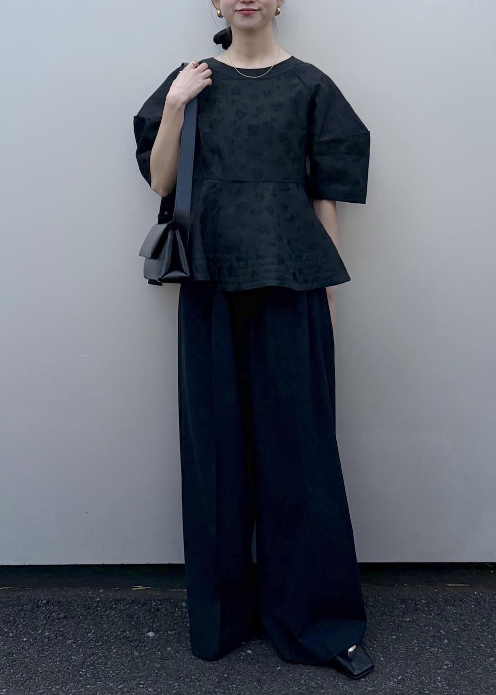 ブラック系のパンプス、ブラック系のショルダーバッグ、ブラック系のシャツ/ブラウスを着用したレディースの冬コーディネートの7枚目の写真