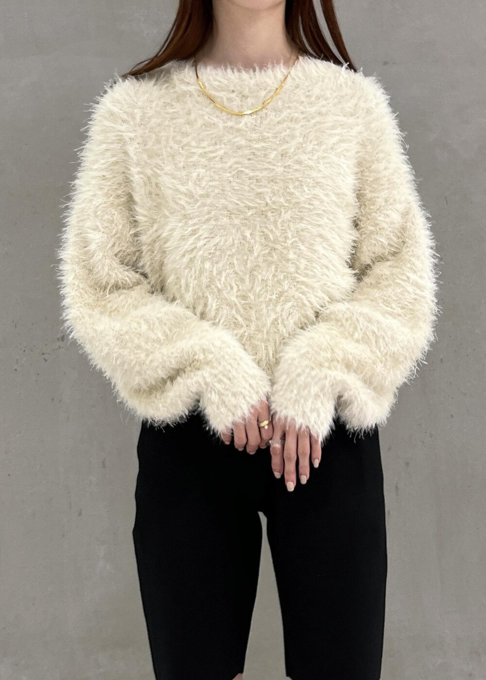 ホワイト系のニット/セーター、ベージュ系のブーツ、ブラック系のその他パンツを着用したレディースの夏コーディネートの3枚目の写真