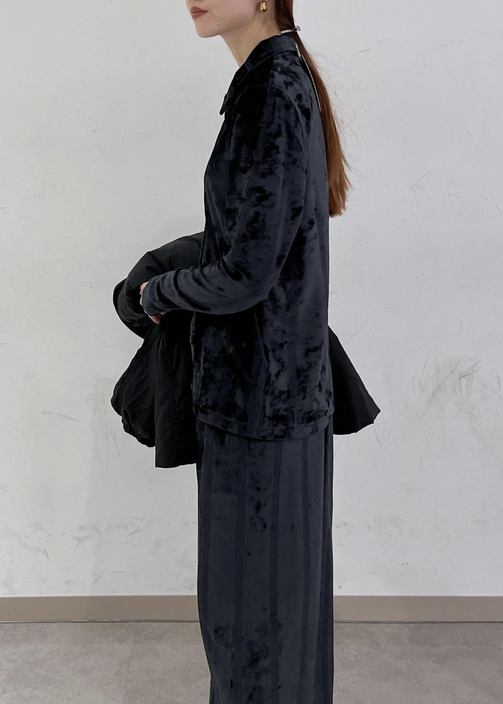 ホワイト系のブーツ、ブラック系のブルゾン、ホワイト系のハンドバッグを着用したレディースの秋コーディネートの10枚目の写真