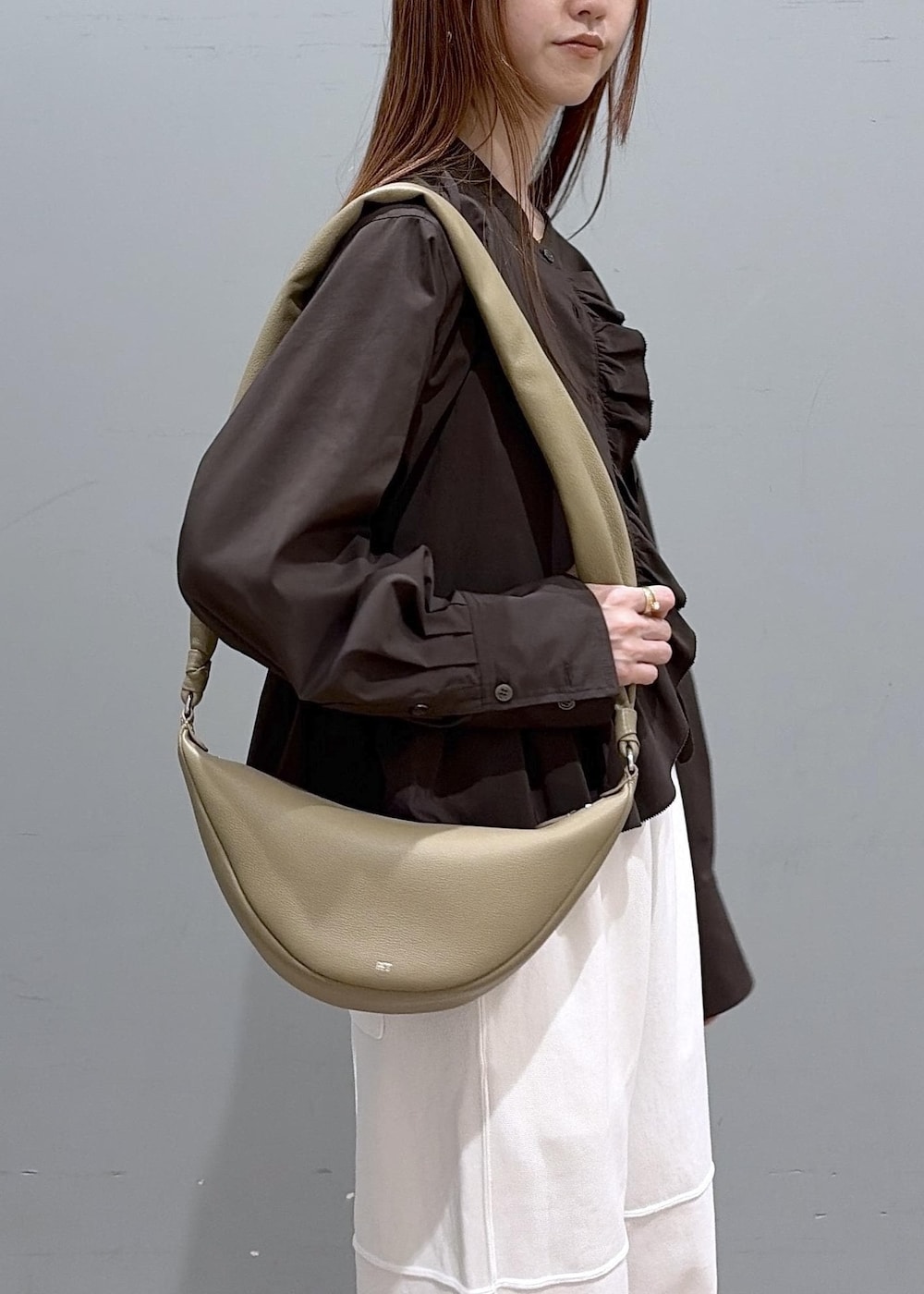 ブラック系のサンダル、ブラウン系のシャツ/ブラウス、ホワイト系のその他パンツを着用したレディースの冬コーディネートの6枚目の写真