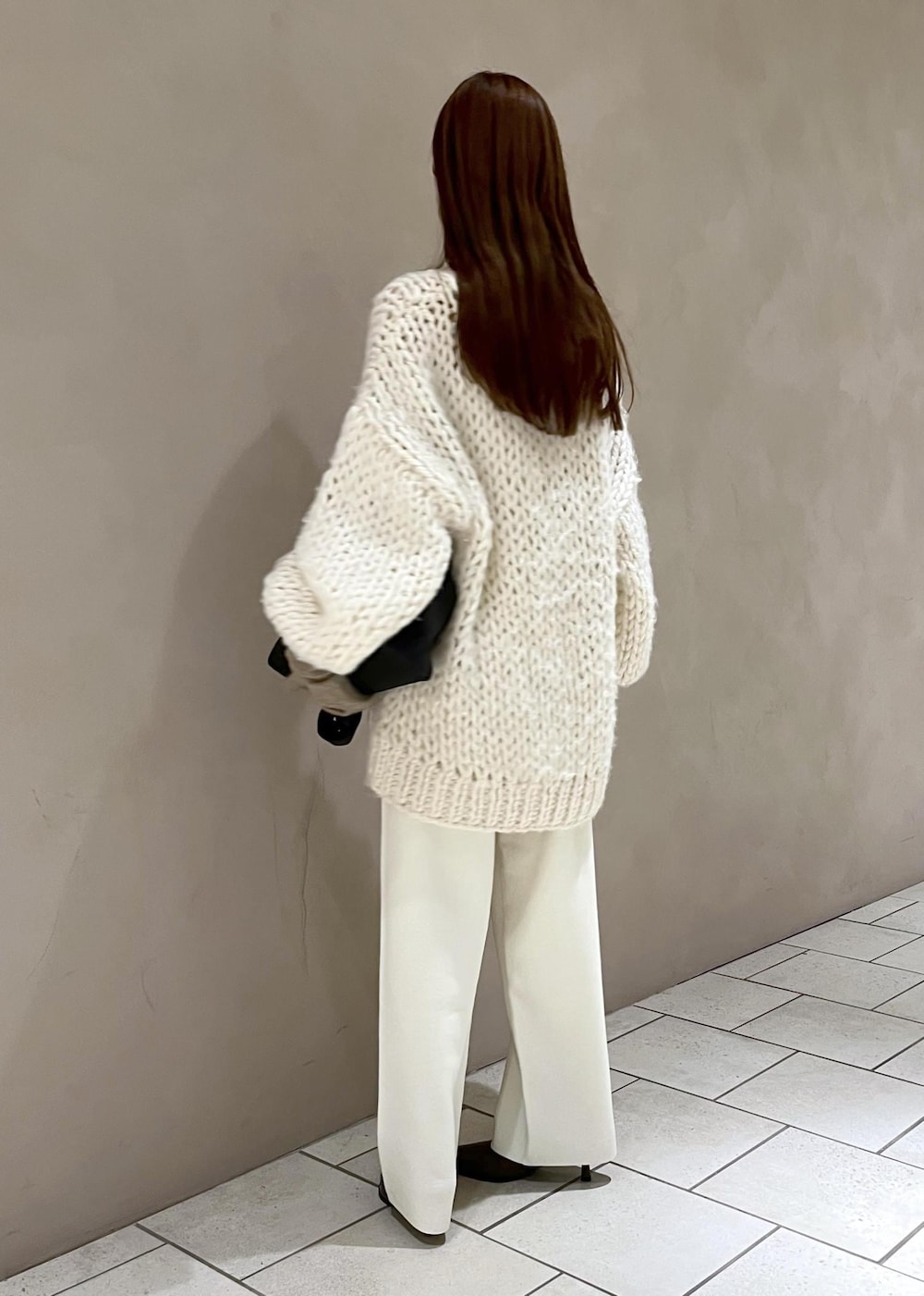 ブラウン系のブーツ、ホワイト系のその他パンツ、ホワイト系のニット/セーターを着用したレディースの冬コーディネートの4枚目の写真