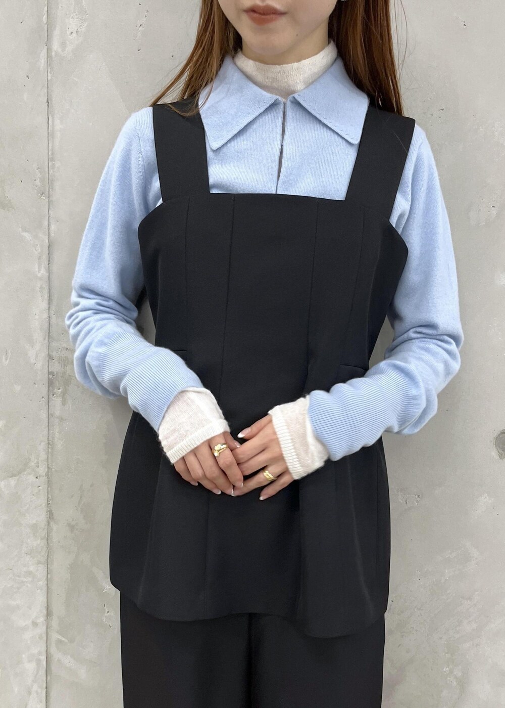 「初冬コーデ、冬コーデ、セレモニーコーデ、デートコーデ、お出かけコーデ、女子会コーデ、パンツスタイル、モノトーンコーデ、シンプルコーデ、きれいめコーデ、ADAM ET ROPÉ、ナチュラル、ブルべ夏、混合、トップス」|「ADAM ET ROPE'のポインテッドストレッチブーツ(ブーツ、シルバー系)」を使った、tomoさん(レディース・157cm)の冬コーディネートの6枚目の写真