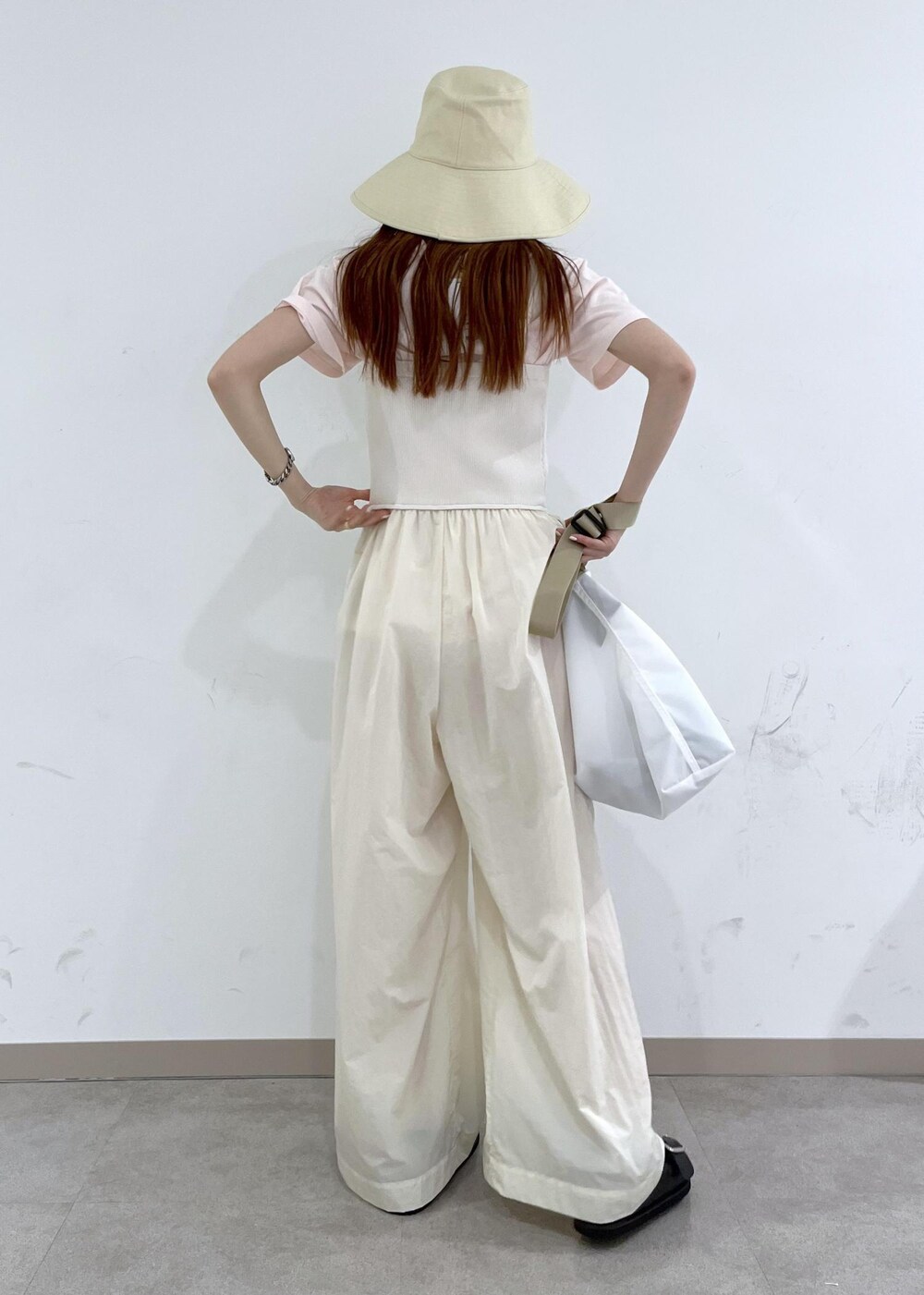 「ホワイト、ハンドバッグ、トートバッグ、プルオーバー、Tシャツ、ロゴ、半袖、パンツ、ワイド、ADAM ET ROPÉ、FEMME、骨格ナチュラル、ブルべ、カジュアル、大人カジュアル」｜「ADAM ET ROPE'のダブルバックルプラットフォームサンダル（サンダル、ブラック系）」を使った、tomoさん（レディース・157cm）の夏コーディネートの2枚目の写真