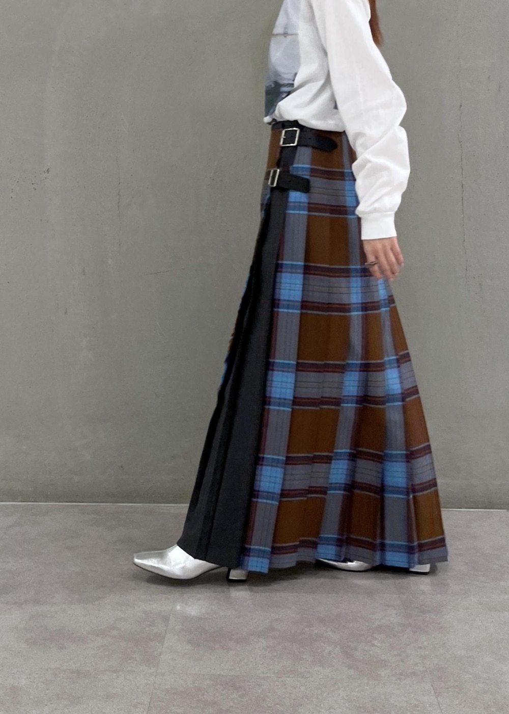 シルバー系のブーツ、ホワイト系のTシャツ/カットソー、ブラウン系のスカートを着用したレディースの秋コーディネートの4枚目の写真