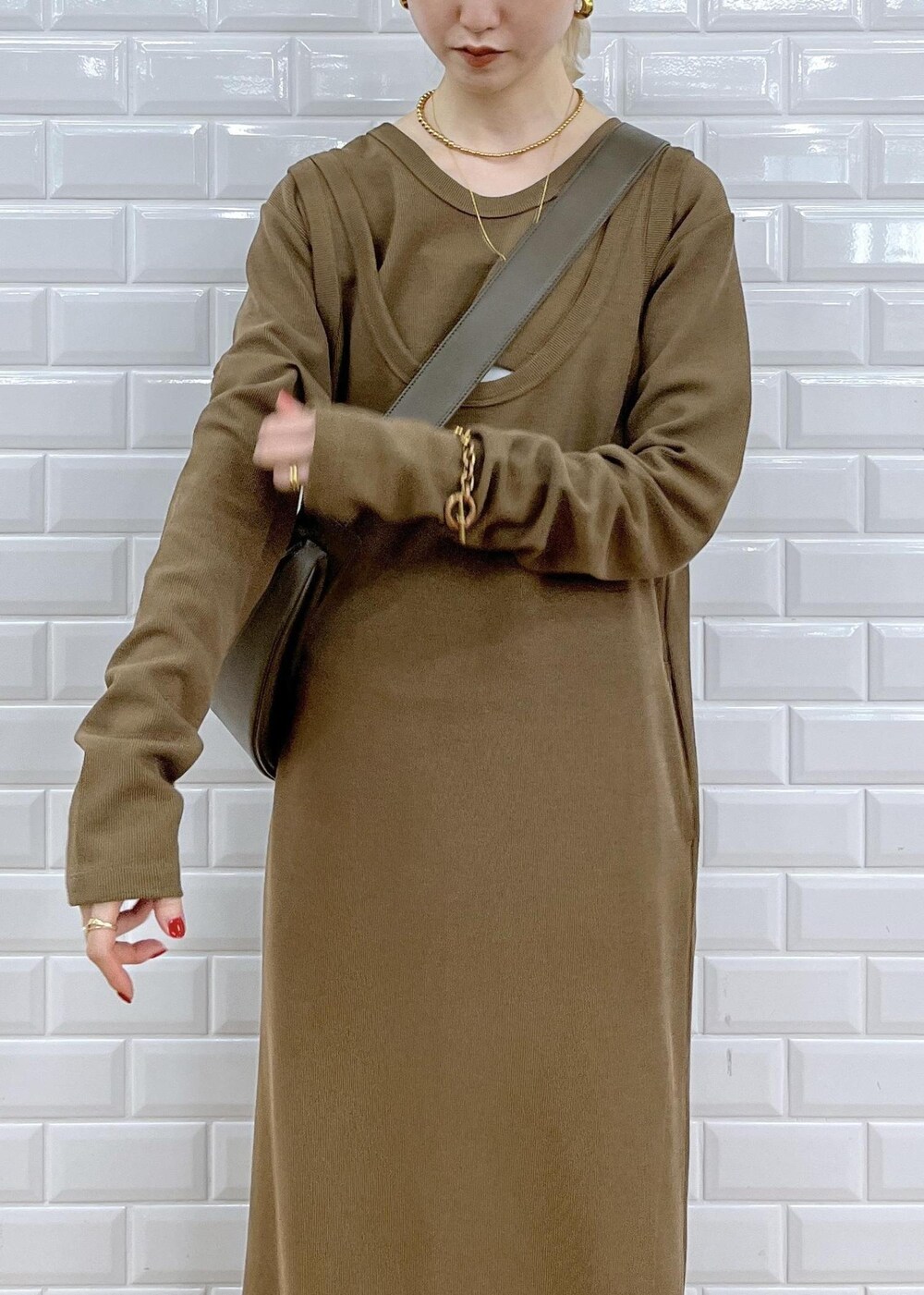 レッド系のショルダーバッグ、ブラウン系のサンダル、ブラウン系のワンピースを着用したレディースの夏コーディネートの8枚目の写真