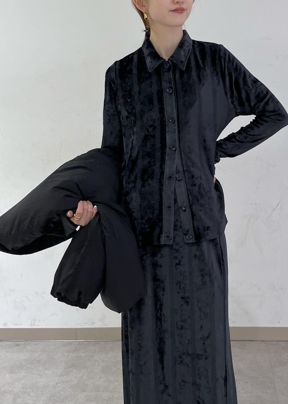 ホワイト系のブーツ、ブラック系のブルゾン、ホワイト系のハンドバッグを着用したレディースの秋コーディネートの9枚目の写真