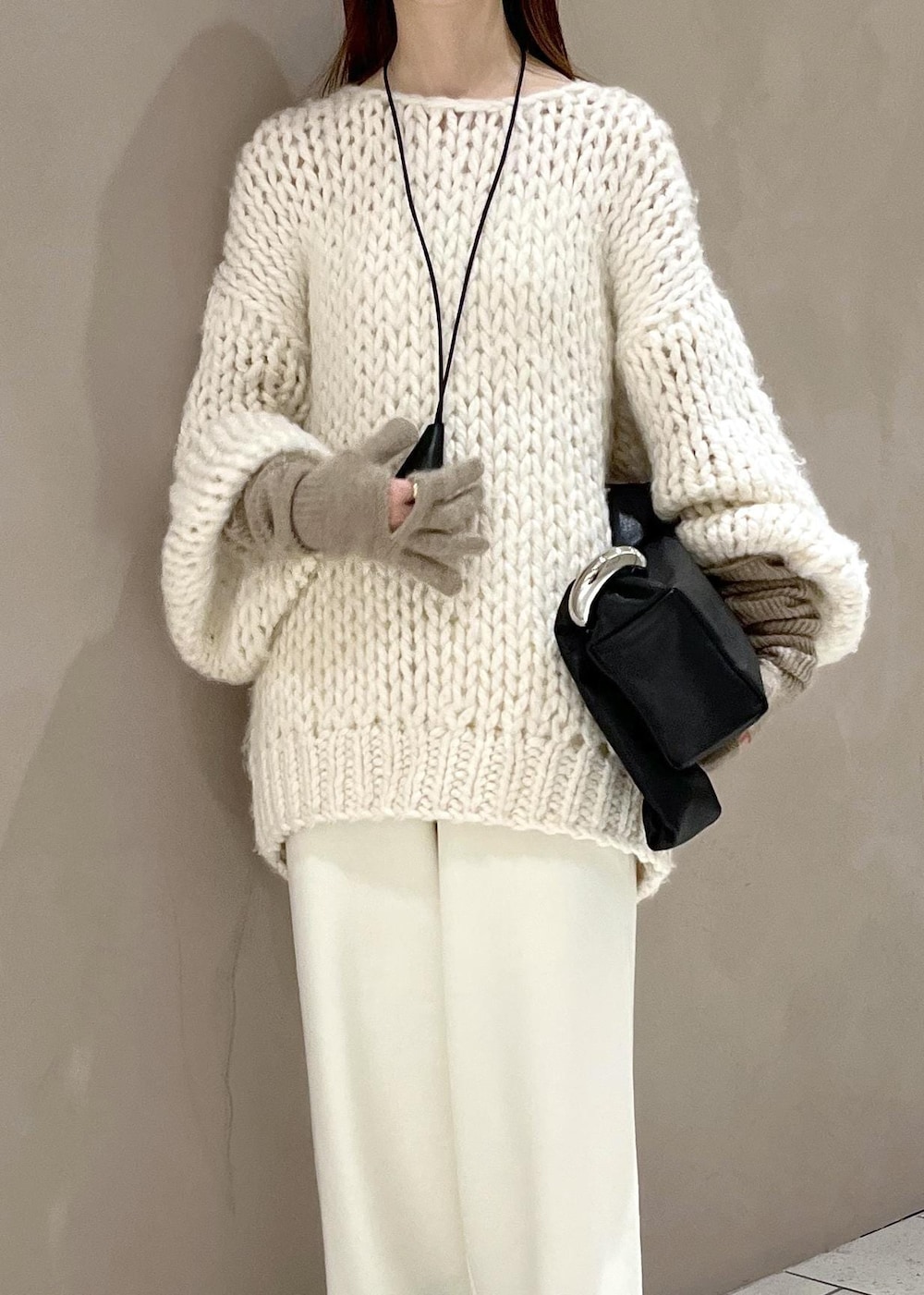 ブラウン系のブーツ、ホワイト系のその他パンツ、ホワイト系のニット/セーターを着用したレディースの冬コーディネートの7枚目の写真