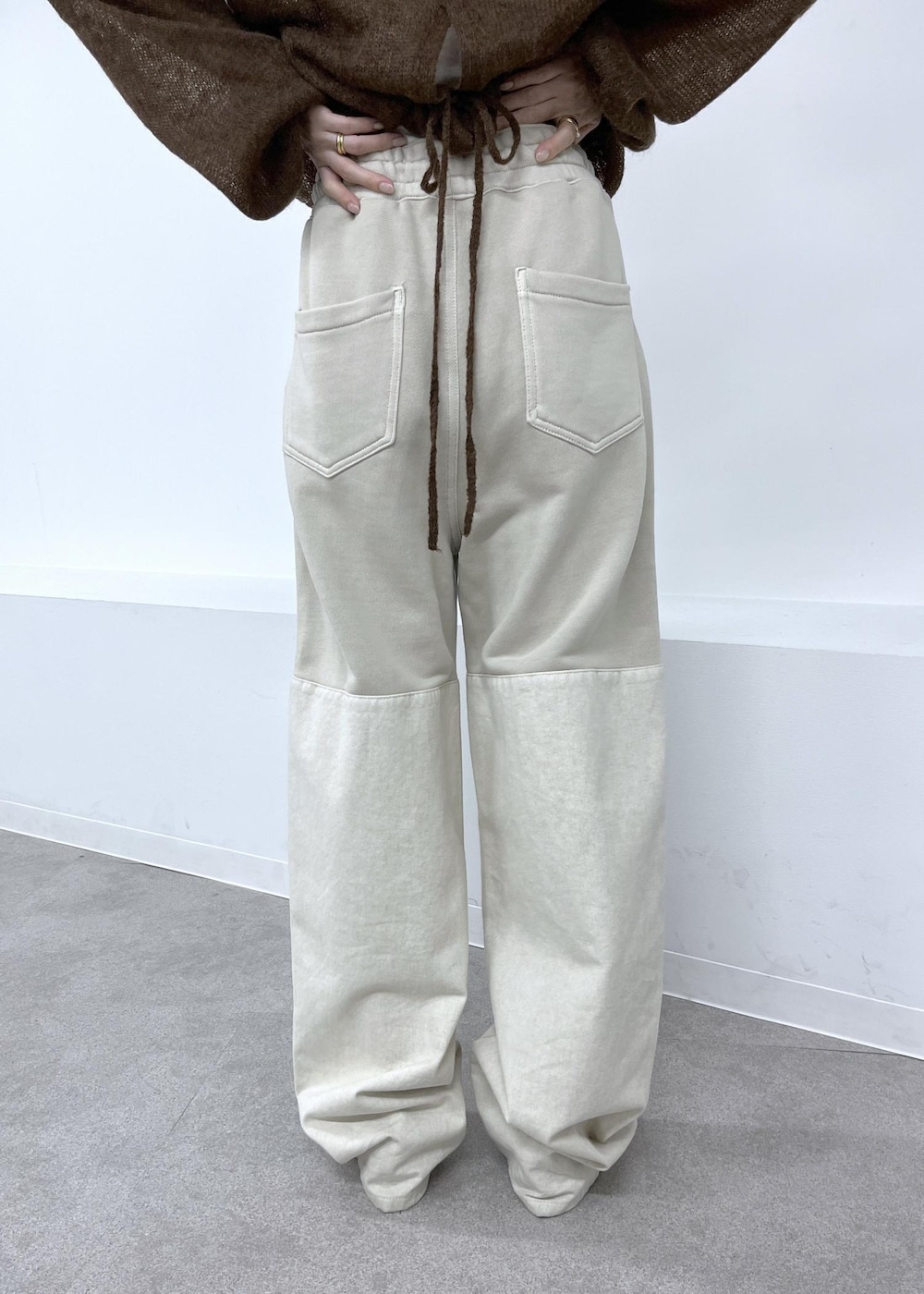 ブラウン系のサンダル、ブラウン系のニット/セーター、ベージュ系のその他パンツを着用したレディースの夏コーディネートの8枚目の写真