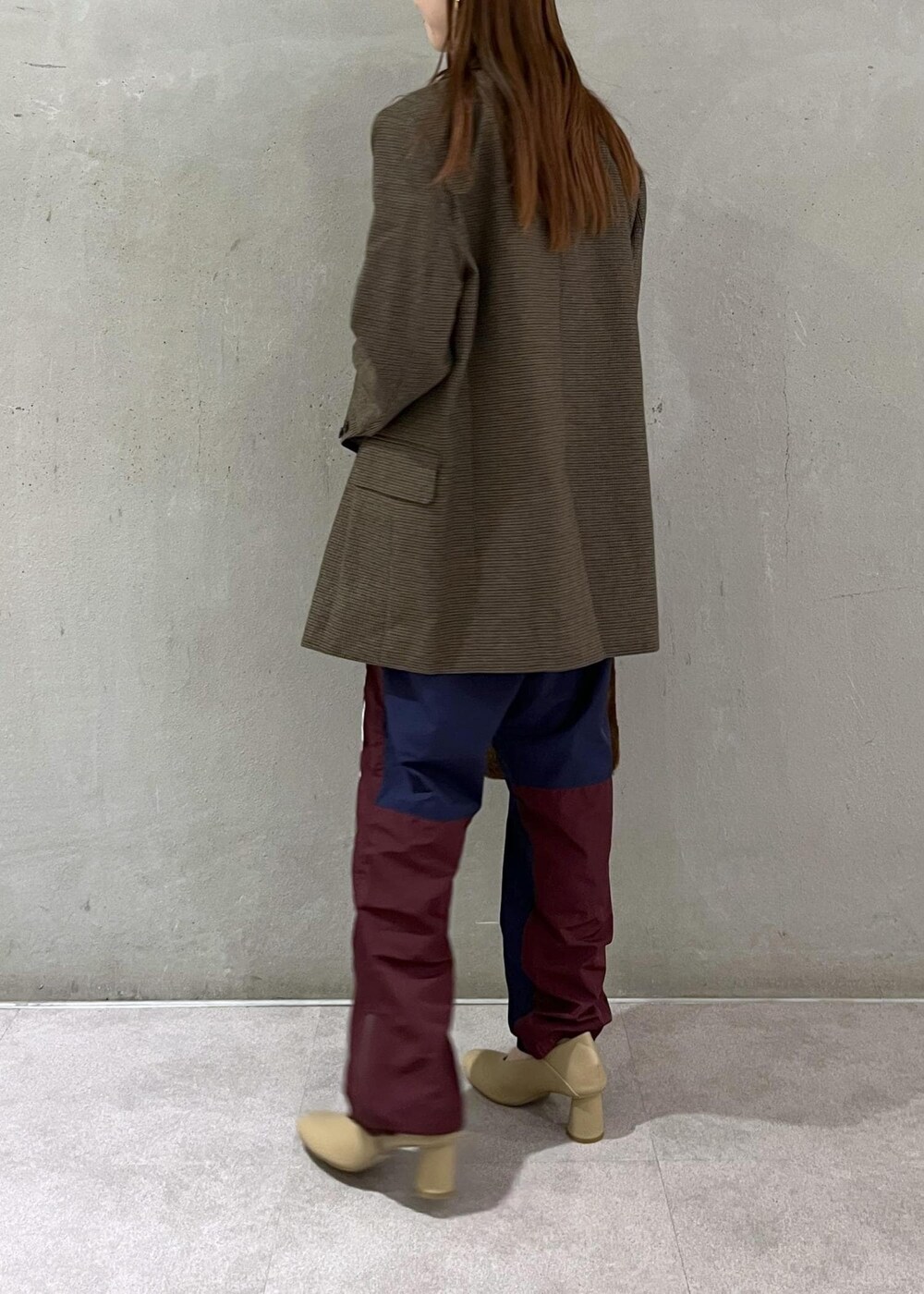 ブラック系のTシャツ/カットソー、ベージュ系のパンプス、ブラウン系のトートバッグを着用したレディースの秋コーディネートの3枚目の写真