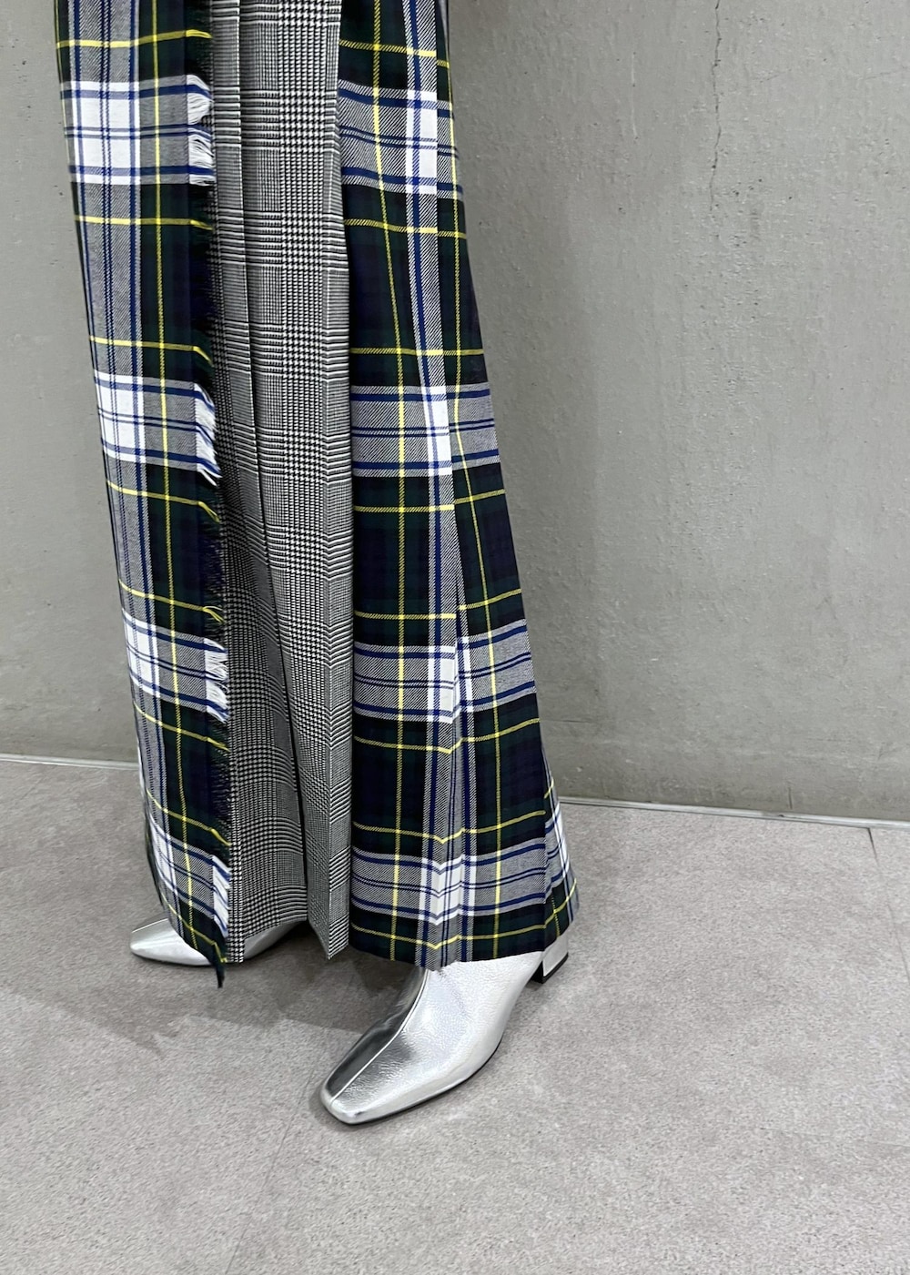 シルバー系のブーツ、ホワイト系のニット/セーター、グリーン系のスカートを着用したレディースの秋コーディネートの8枚目の写真