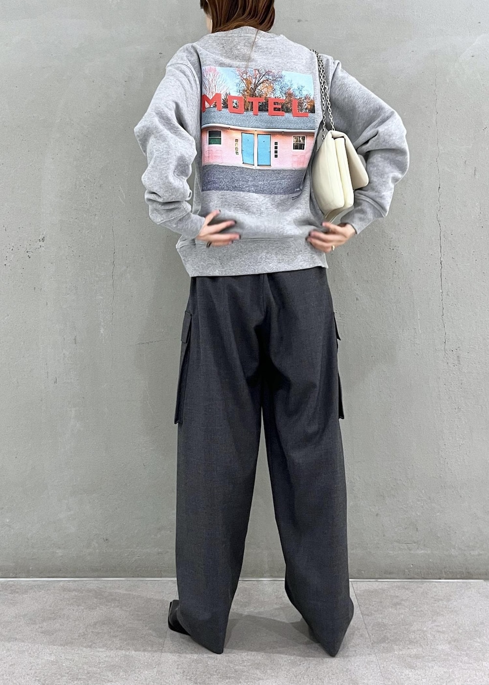 「AWA、スウェット、ウェス・アンダーソンすぎる風景展 in 渋谷、ウェス・アンダーソンすぎる風景展、ウェス・アンダーソン、ホワイト、グレー、長袖、パンツ、テーパード、チャコールグレー、ポインテッドトゥ、ヒール、ADAM ET ROPÉ、FEMME」｜「ADAM ET ROPE'のフォルムウェッジパンプス（パンプス、シルバー系）」を使った、tomoさん（レディース・157cm）の秋コーディネートの3枚目の写真