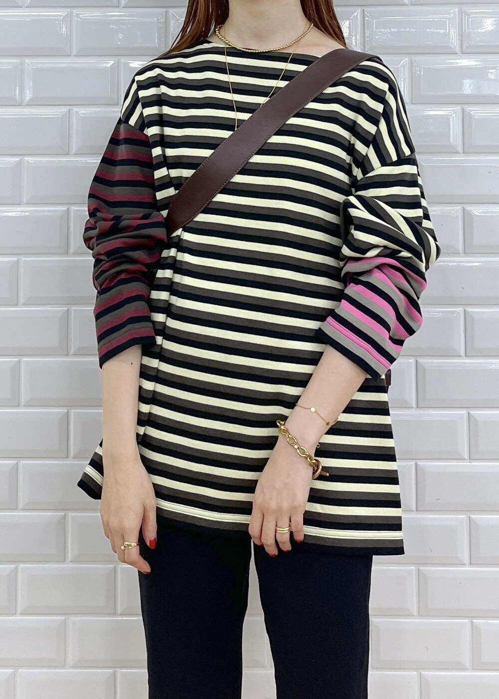 ブラウン系のサンダル、ブラック系のその他パンツ、レッド系のショルダーバッグを着用したレディースの秋コーディネートの7枚目の写真