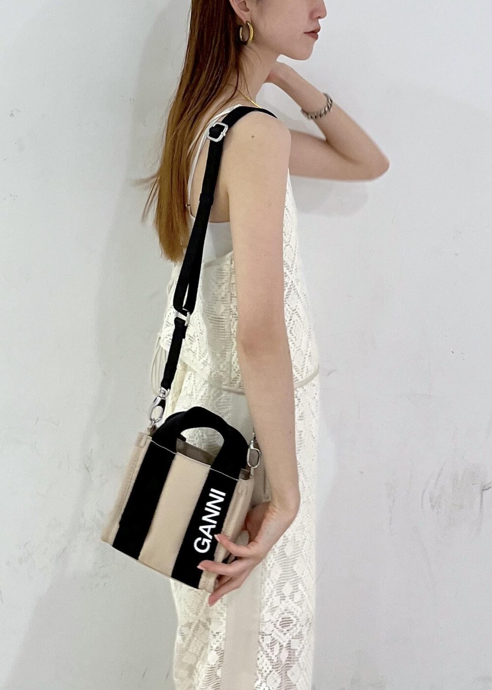 ブラック系のサンダル、ホワイト系のその他パンツ、ホワイト系のキャミソールを着用したレディースの夏コーディネートの5枚目の写真