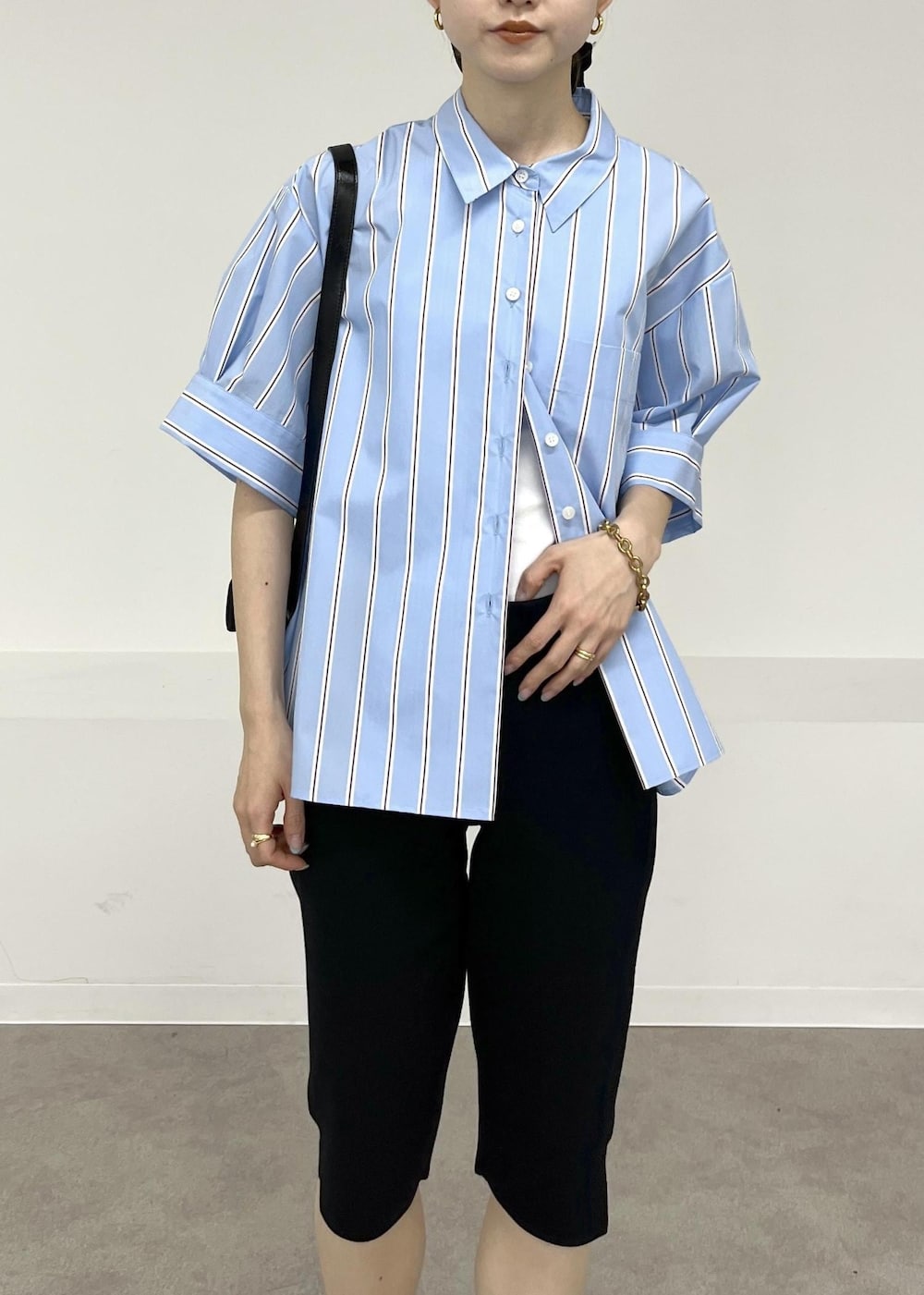 「初夏コーデ、夏コーデ、デートコーデ、お出かけコーデ、旅行コーデ、女子会コーデ、大人カジュアル、パンツスタイル、ADAM ET ROPÉ、ナチュラル、ブルべ夏、混合」｜「ADAM ET ROPE'の【接触冷感】ニットカプリパンツ（その他パンツ、ブラック系）」を使った、tomoさん（レディース・157cm）の夏コーディネートの6枚目の写真