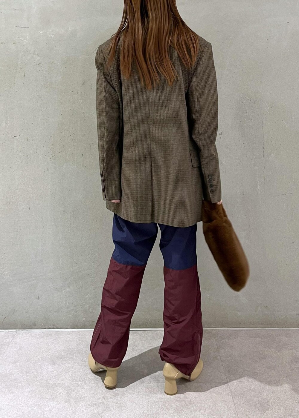 ブラック系のTシャツ/カットソー、ベージュ系のパンプス、ブラウン系のトートバッグを着用したレディースの秋コーディネートの4枚目の写真