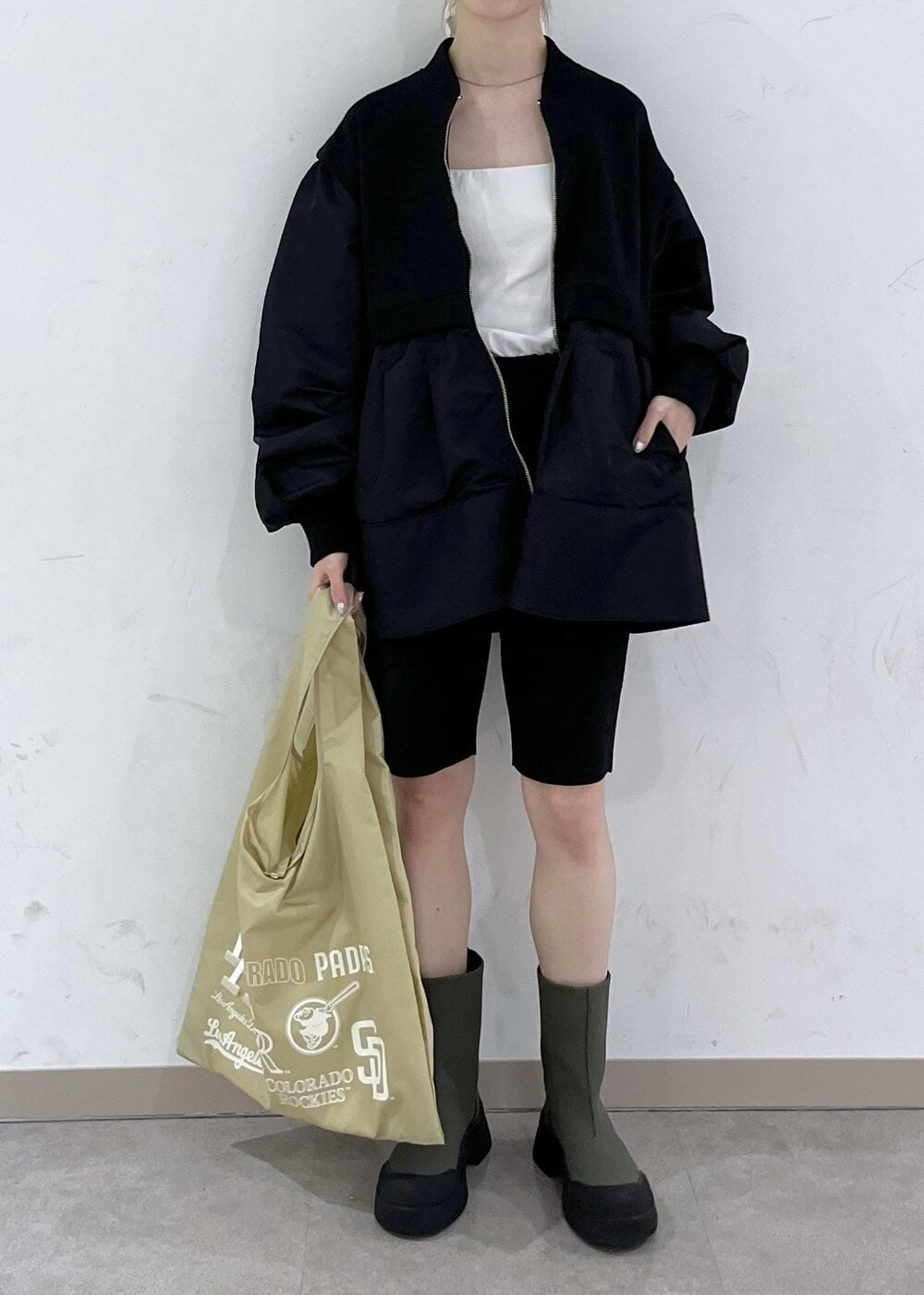 「初秋コーデ、秋コーデ、お出かけコーデ、女子会コーデ、雨の日コーデ、大人カジュアル、モノトーンコーデ、カジュアルコーデ、ADAM ET ROPÉ、ナチュラル、ブルべ夏、混合、低身長、ジャケット/アウター、ブルゾン」|「ADAM ET ROPE'のニットサイクリングパンツ(その他パンツ、ブラック系)」を使った、tomoさん(レディース・157cm)の秋コーディネートの4枚目の写真
