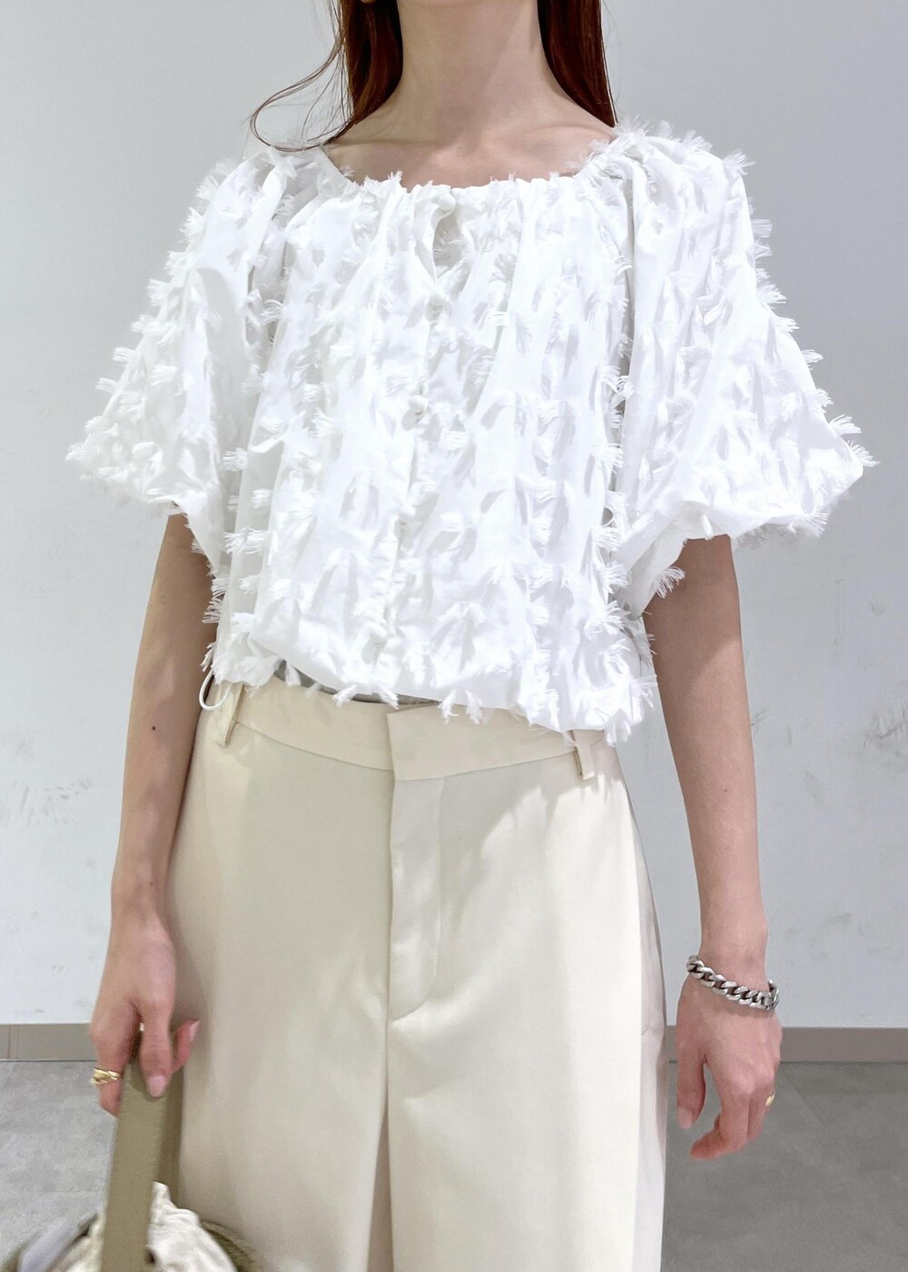 ホワイト系のサンダル、ホワイト系のシャツ/ブラウス、ホワイト系のその他パンツを着用したレディースの夏コーディネートの8枚目の写真