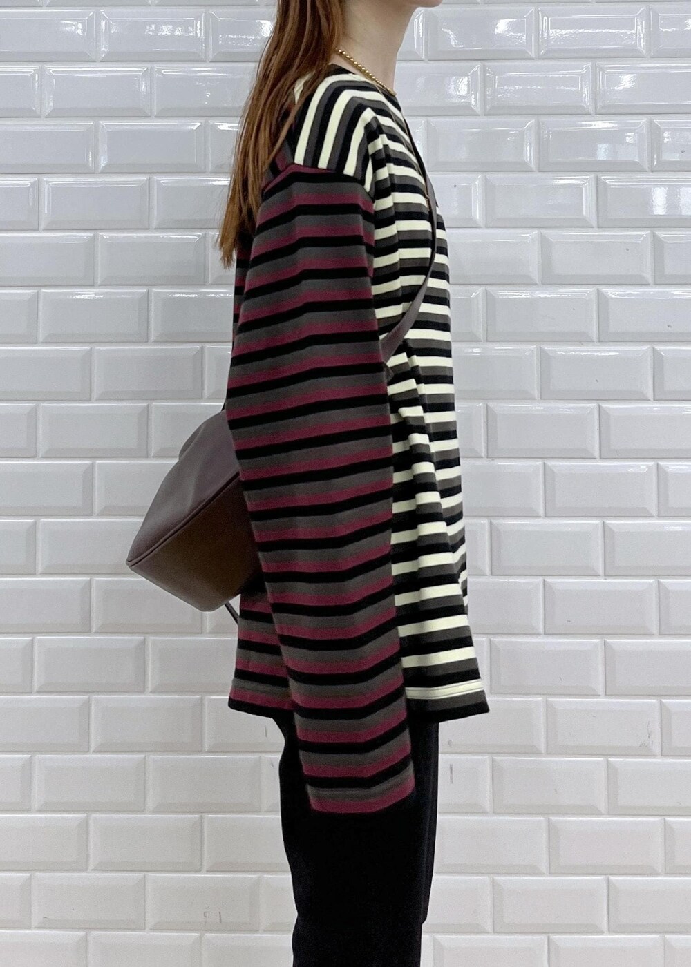 ブラウン系のサンダル、ブラック系のその他パンツ、レッド系のショルダーバッグを着用したレディースの秋コーディネートの6枚目の写真