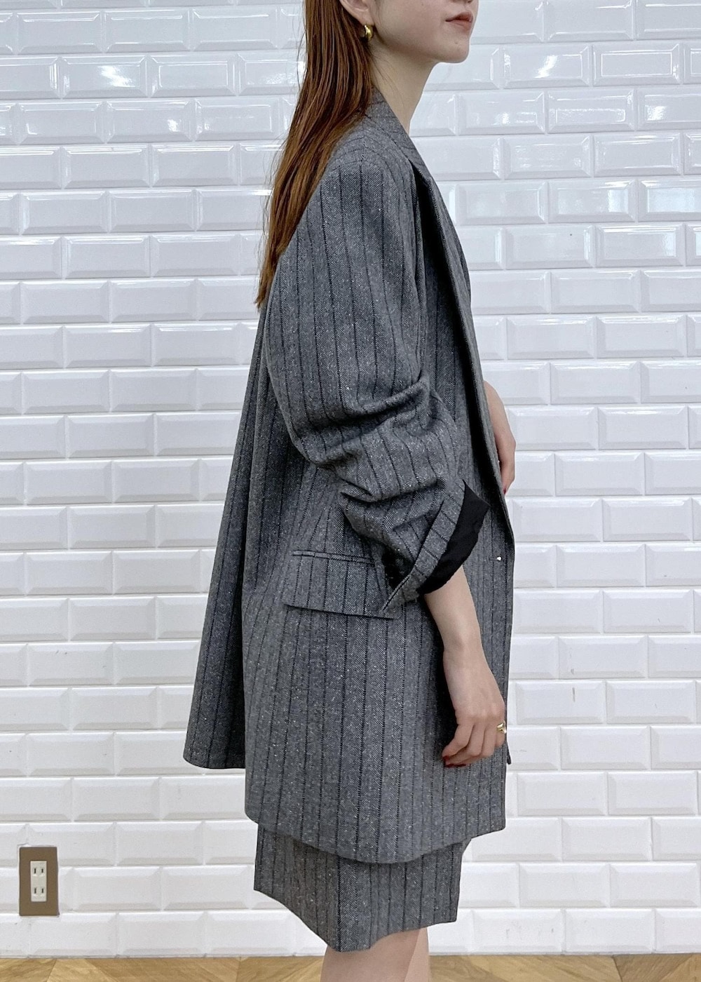 「2025JUNPRESS対象商品、初秋コーデ、秋コーデ、デートコーデ、お出かけコーデ、女子会コーデ、セットアップ、パンツスタイル、メンズライク、ADAM ET ROPÉ、ナチュラル、ブルべ夏、混合、ジャケット/アウター、テーラードジャケット」|「ADAM ET ROPE'の【EMOELLE】水挿しモチーフネックレス(ネックレス、ゴールド系)」を使った、tomoさん(レディース・157cm)の夏コーディネートの7枚目の写真