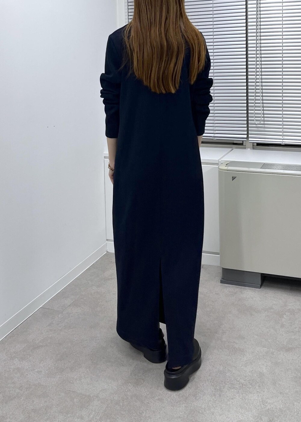 ブラック系のサンダル、ブルー系のワンピースを着用したレディースの夏コーディネートの4枚目の写真