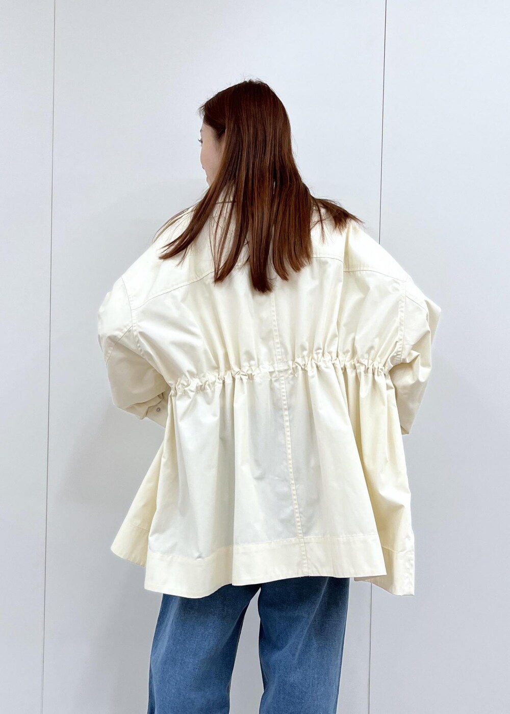 「モッズコート、春コート、FEMME、SDGs、サステナブル、ブルべ、カジュアル、春、春ファッション、Tシャツ、ニット、アウター、ブルゾン、ホワイト、アイボリー」|「ADAM ET ROPE'のルーズフィットアジャストデニム(デニムパンツ、ブルー系)」を使った、tomoさん(レディース・157cm)の冬コーディネートの3枚目の写真