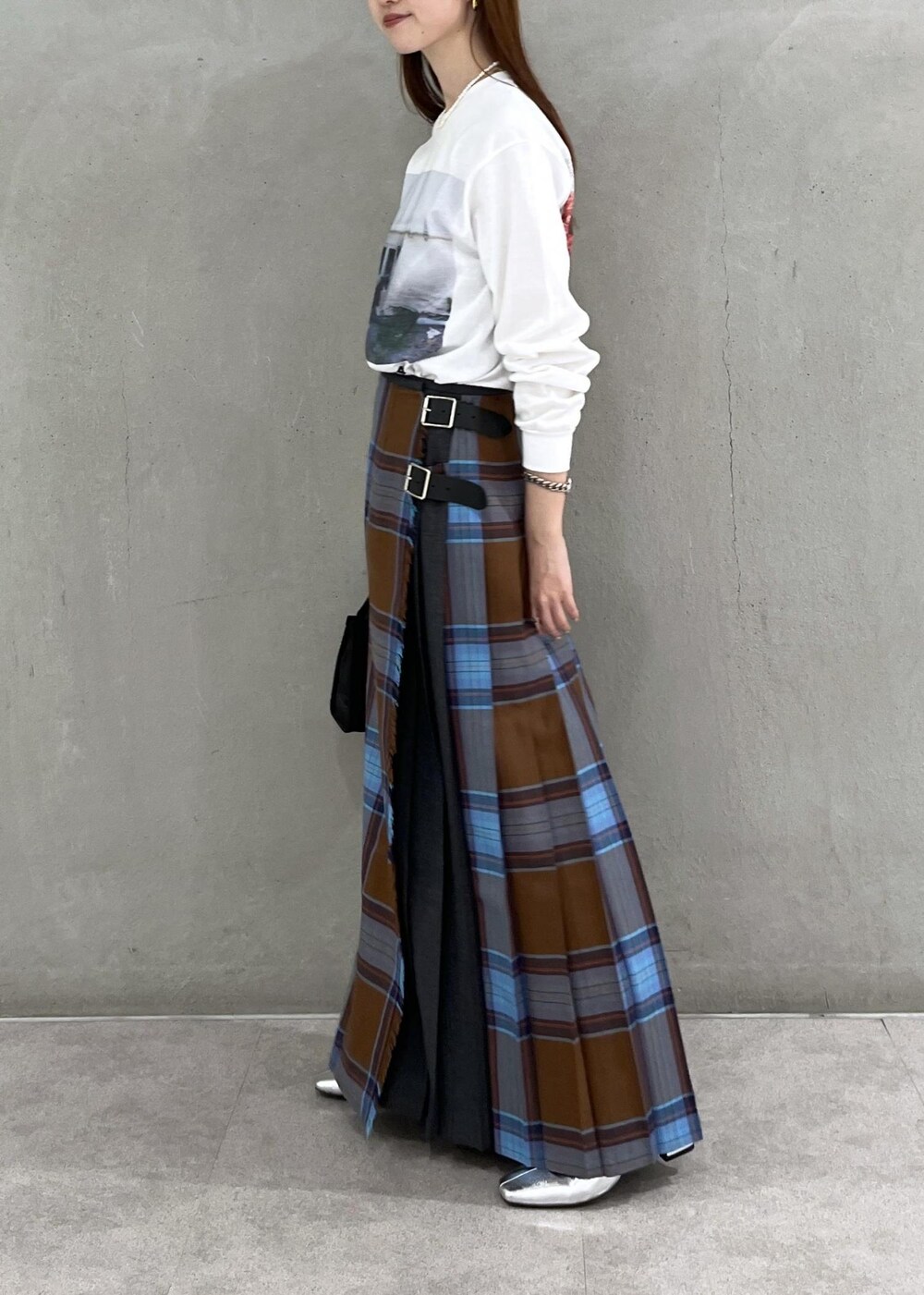 シルバー系のブーツ、ホワイト系のTシャツ/カットソー、ブラウン系のスカートを着用したレディースの秋コーディネートの3枚目の写真