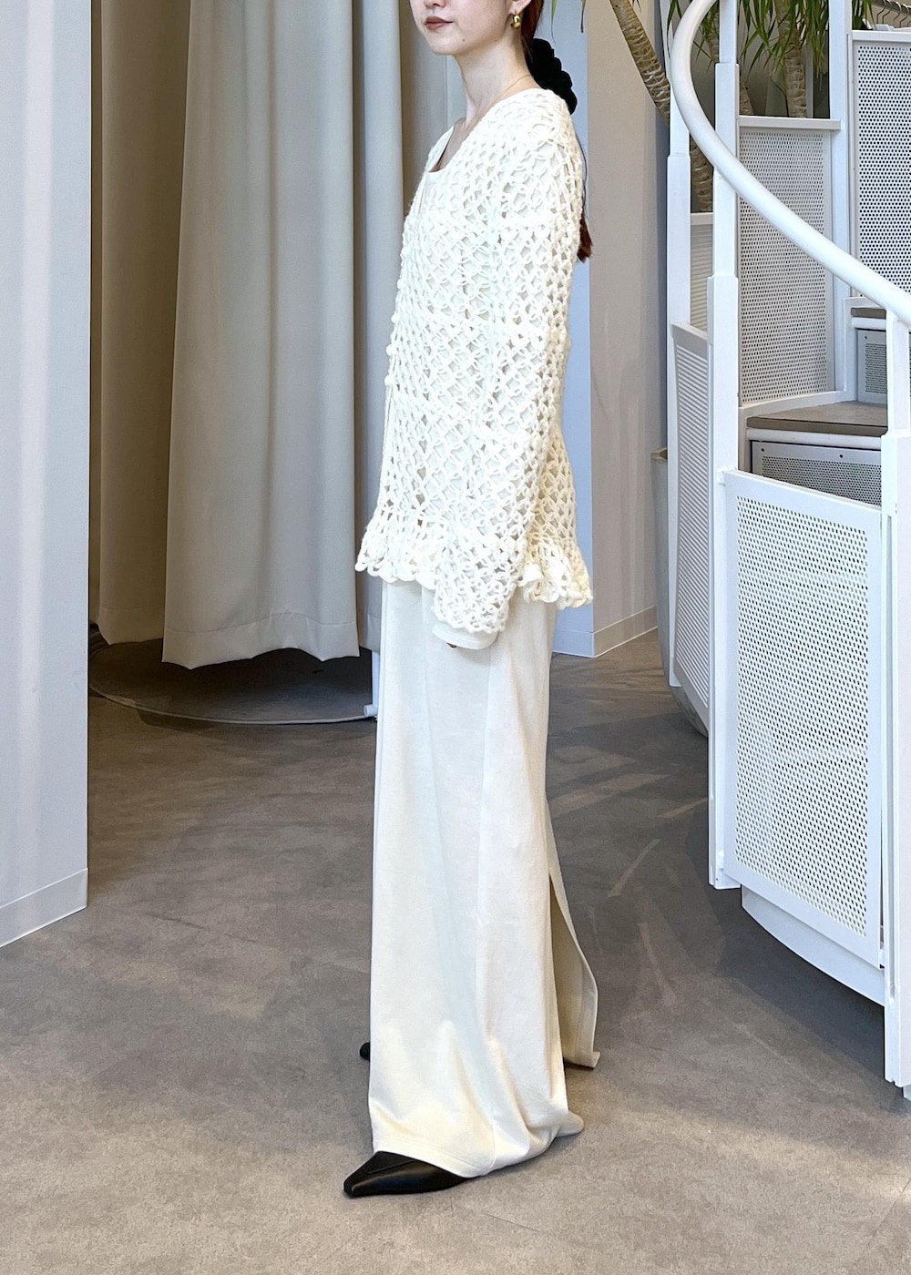 ブラック系のサンダル、ホワイト系のワンピース、ホワイト系のカーディガン/ボレロを着用したレディースの夏コーディネートの4枚目の写真