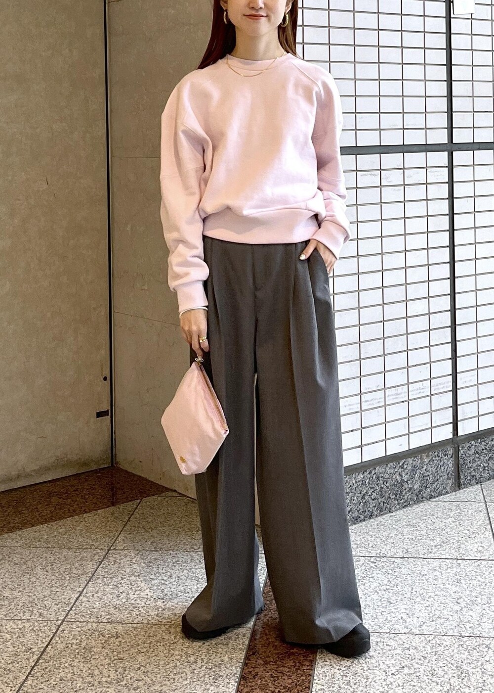「初春コーデ、春コーデ、デートコーデ、お出かけコーデ、旅行コーデ、女子会コーデ、大人カジュアル、パンツスタイル、カジュアルコーデ、ADAM ET ROPÉ、ナチュラル、ブルべ夏、混合、トップス、スウェット」｜「ADAM ET ROPE'の【防シワ】・【消臭】・【洗える】ウールギャバ2タックワイドスラックス（スラックス、グレー系）」を使った、tomoさん（レディース・157cm）の冬コーディネートの2枚目の写真