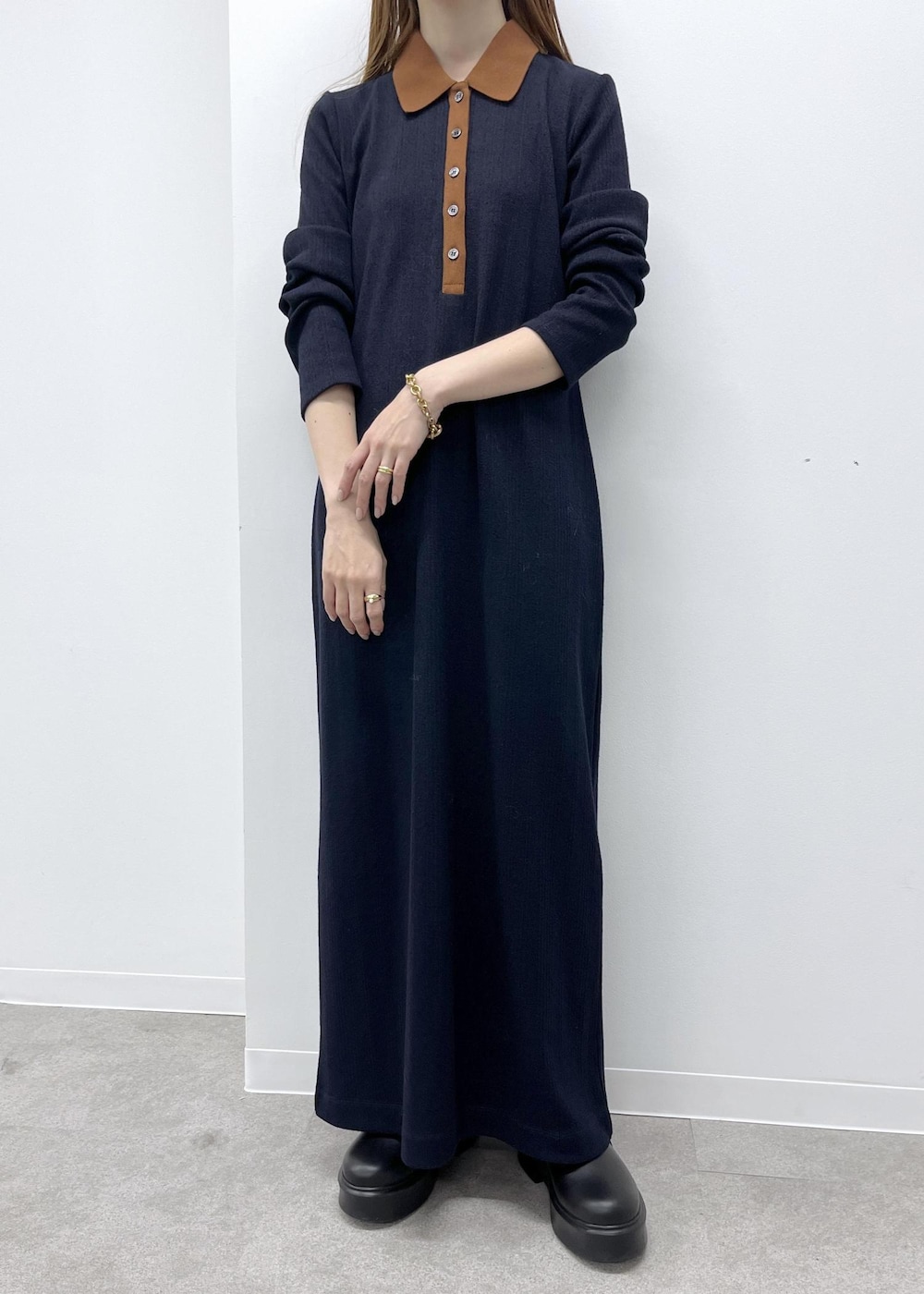 ブラック系のサンダル、ブルー系のワンピースを着用したレディースの夏コーディネートの5枚目の写真