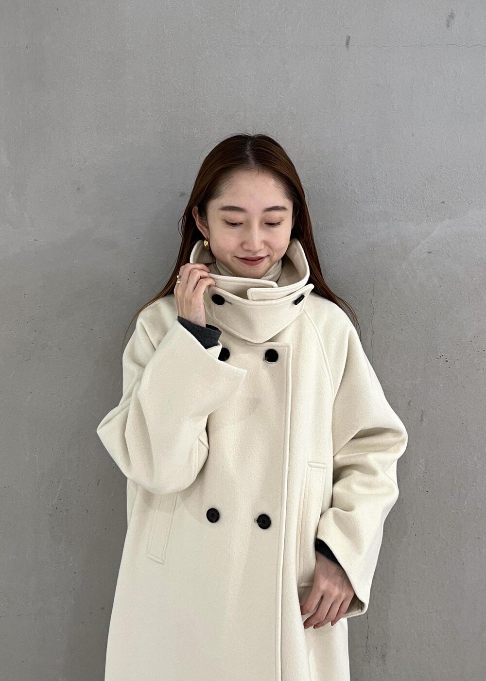 「サテンスカート、ロングコート、ロングブーツ、ホワイト、長袖、ロング、コート、アイボリー、スタンドカラー、オフホワイト、ブーツ、厚底、ADAM ET ROPÉ、FEMME、SDGs」｜「ADAM ET ROPE'のウールボンディングロングコート（その他アウター、ホワイト系）」を使った、tomoさん（レディース・157cm）の冬コーディネートの2枚目の写真