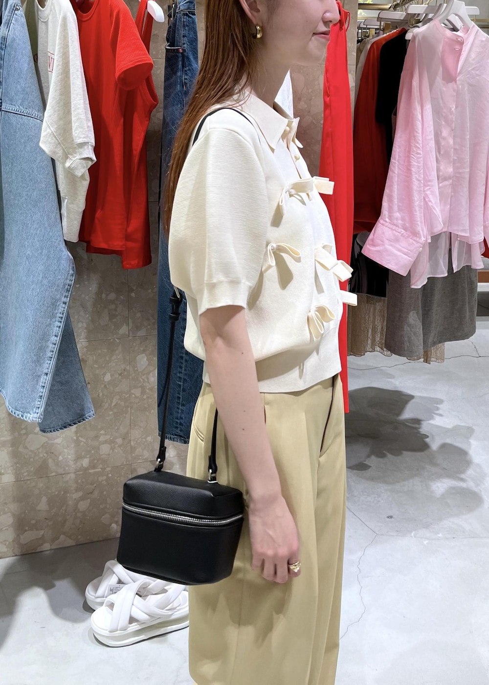 「初夏コーデ、夏コーデ、お仕事コーデ、デートコーデ、お出かけコーデ、女子会コーデ、パンツスタイル、シンプルコーデ、きれいめコーデ、ADAM ET ROPÉ、ナチュラル、ブルべ夏、混合」｜「ADAM ET ROPE'のシュリンクミニバニティーバッグ（ショルダーバッグ、ブラック系）」を使った、tomoさん（レディース・157cm）の春コーディネートの6枚目の写真