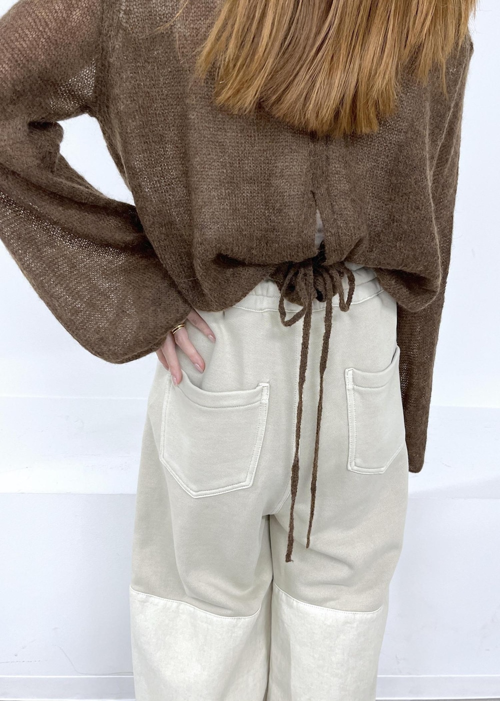 ブラウン系のサンダル、ブラウン系のニット/セーター、ベージュ系のその他パンツを着用したレディースの夏コーディネートの6枚目の写真