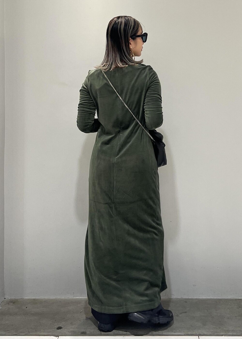 ブラック系のショルダーバッグ、ブラック系のスニーカー、ブラック系のスラックスを着用したレディースの秋コーディネートの6枚目の写真