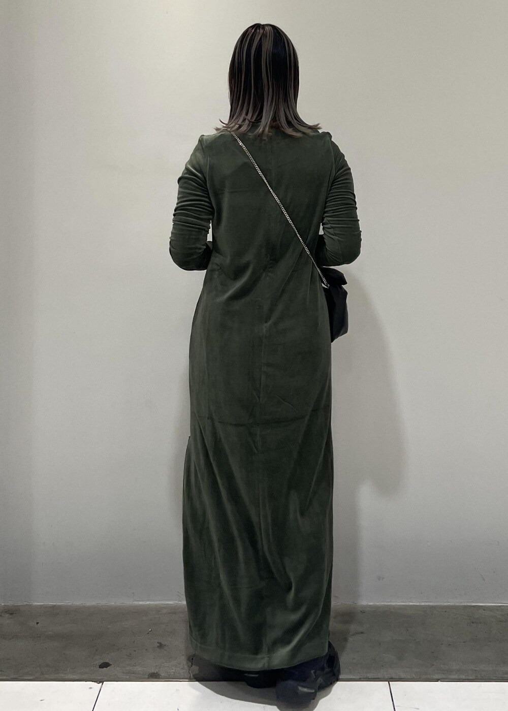 ブラック系のショルダーバッグ、ブラック系のスニーカー、ブラック系のスラックスを着用したレディースの秋コーディネートの7枚目の写真