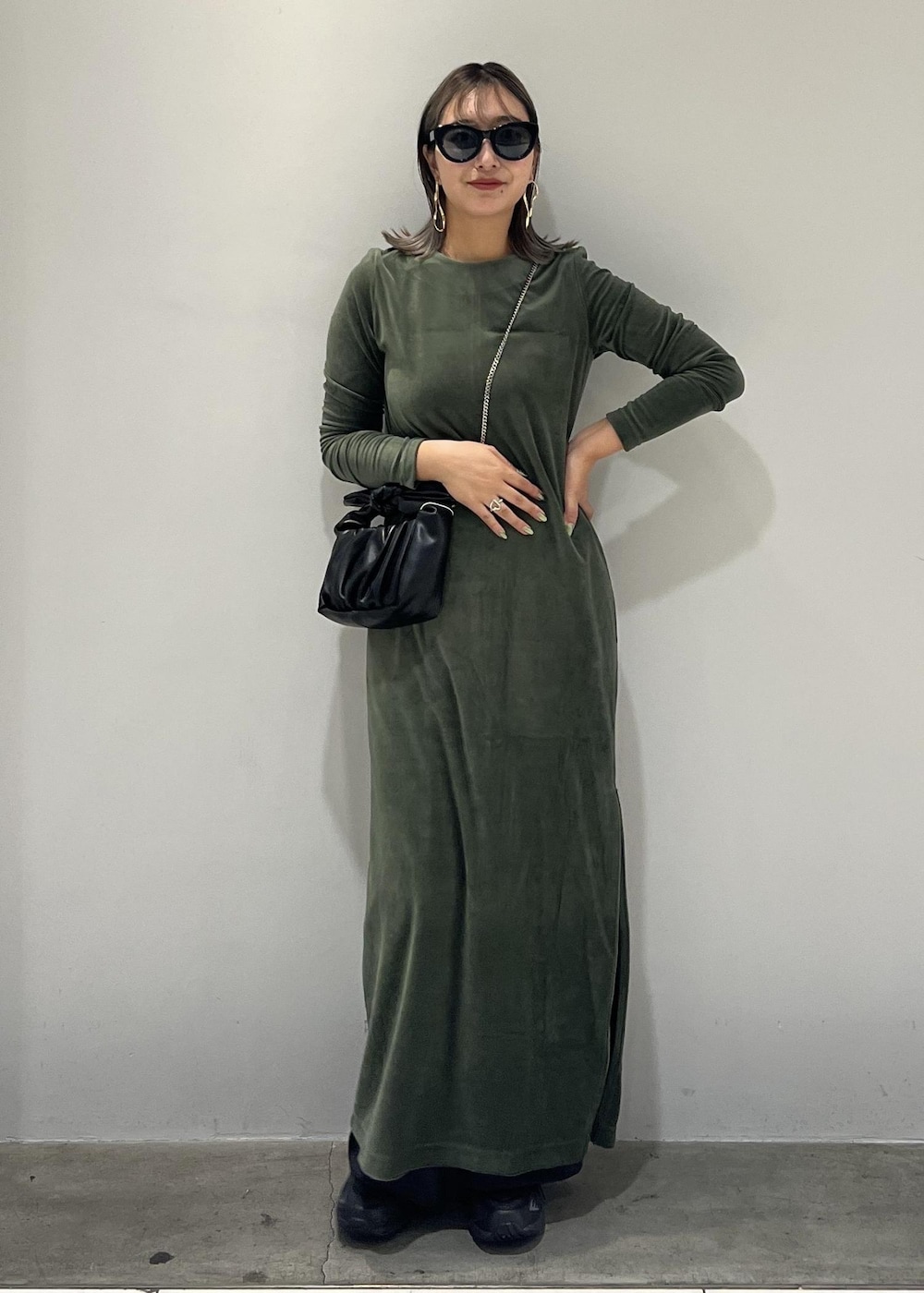 ブラック系のショルダーバッグ、ブラック系のスニーカー、ブラック系のスラックスを着用したレディースの秋コーディネートの2枚目の写真