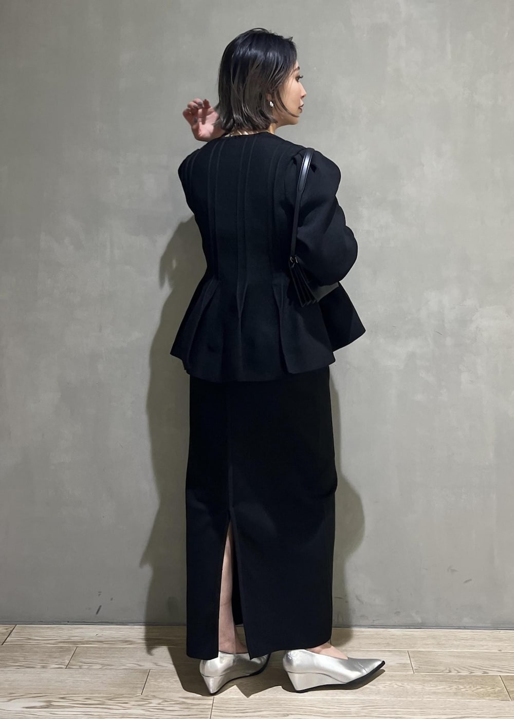 シルバー系のパンプス、ブラック系のカーディガン/ボレロ、ブラック系のワンピースを着用したレディースの春コーディネートの5枚目の写真