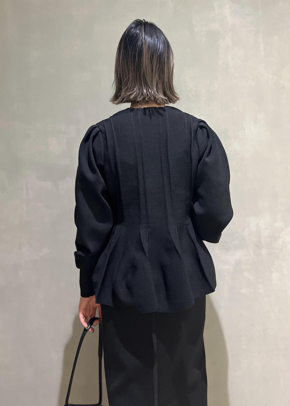 シルバー系のパンプス、ブラック系のカーディガン/ボレロ、ブラック系のワンピースを着用したレディースの春コーディネートの9枚目の写真