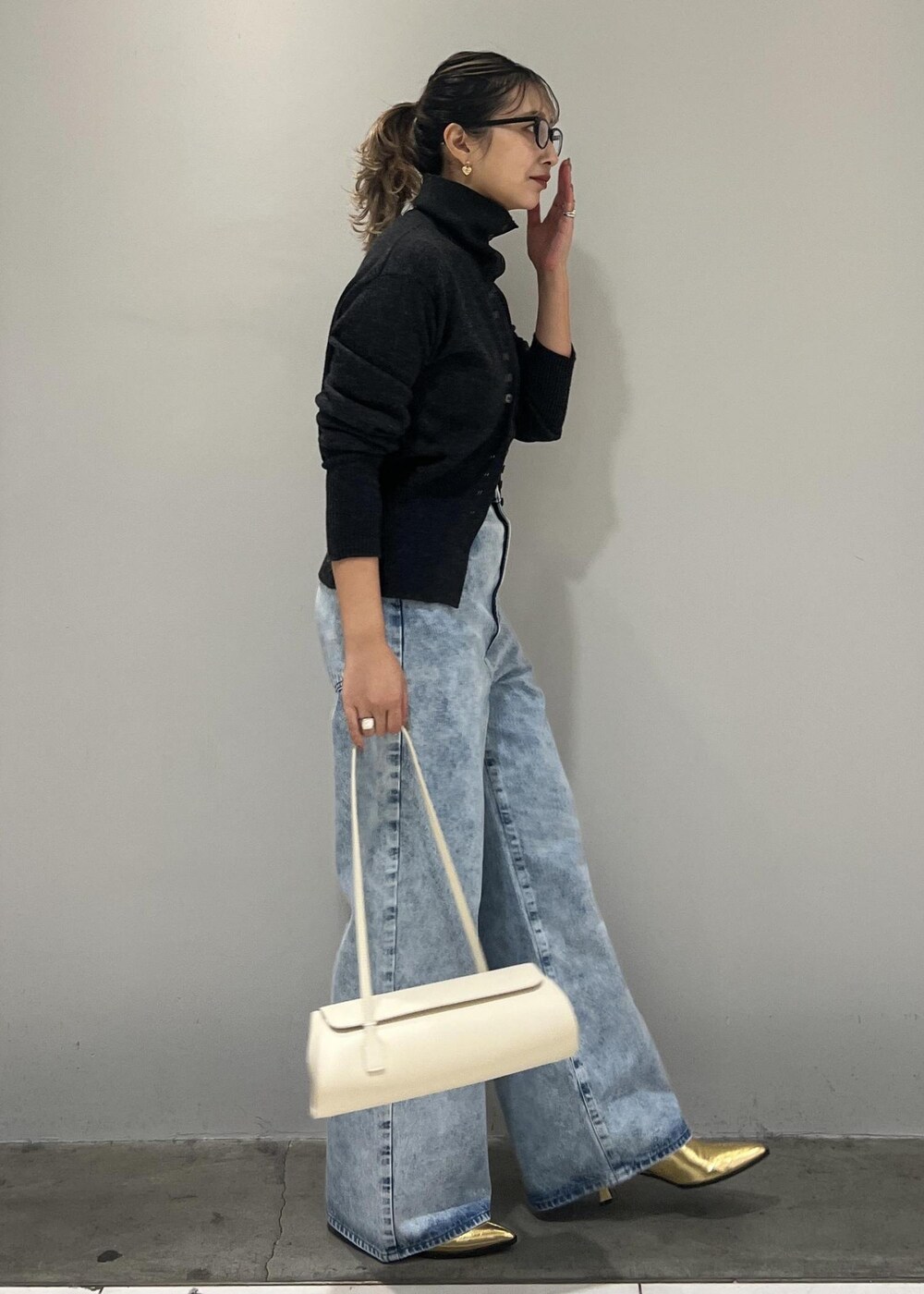 ゴールド系のブーツ、ホワイト系のショルダーバッグ、グレー系のカーディガン/ボレロを着用したレディースの秋コーディネートの4枚目の写真