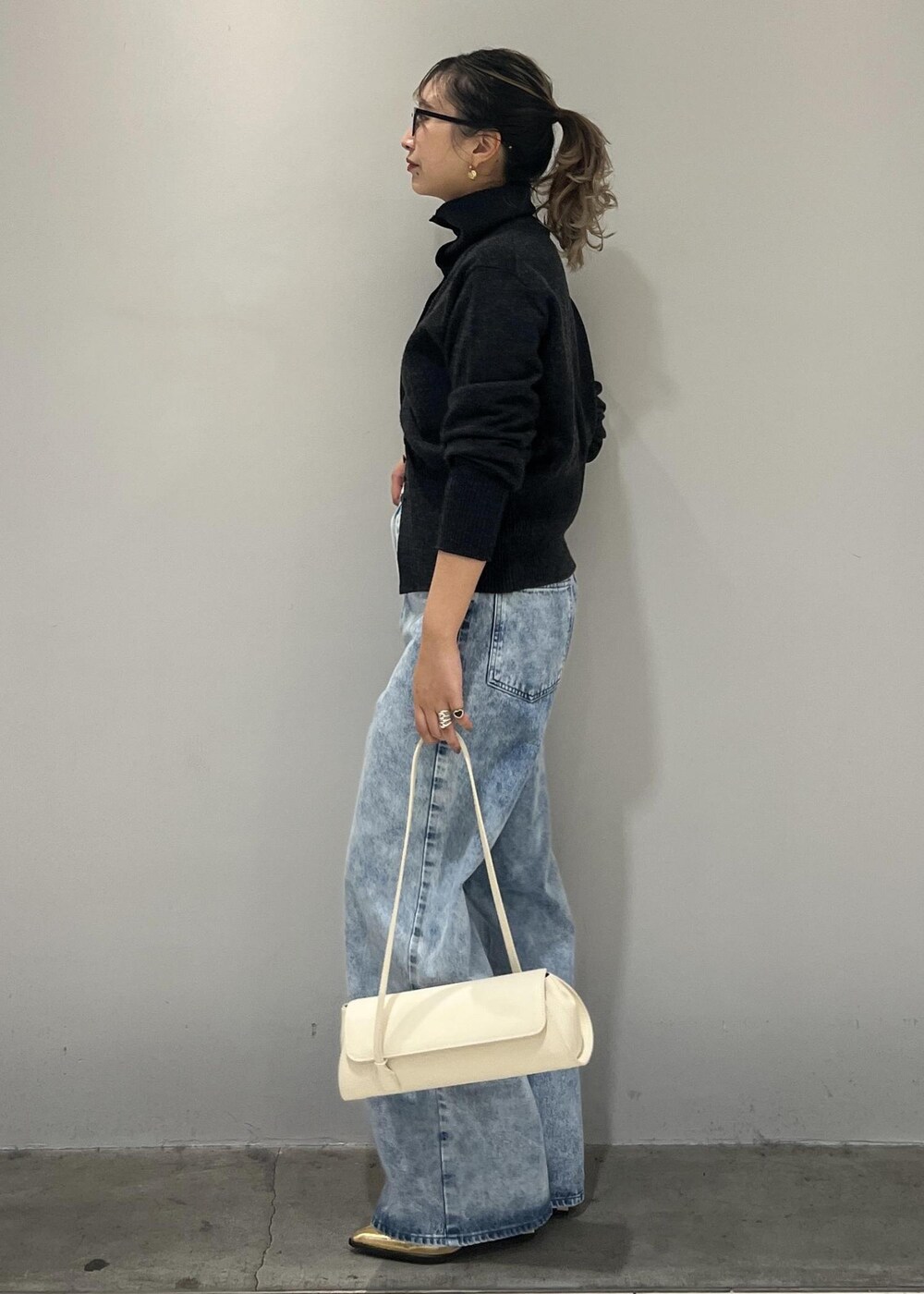 ゴールド系のブーツ、ホワイト系のショルダーバッグ、グレー系のカーディガン/ボレロを着用したレディースの秋コーディネートの6枚目の写真